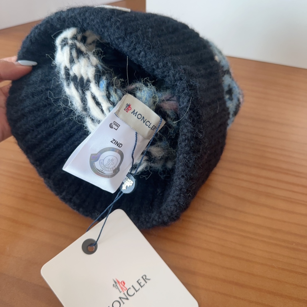 

Moncler蒙口25秋冬女士羊毛编织保暖针织帽
羊绒软糯般质感，正品级享受！
超大狐狸毛球11定制