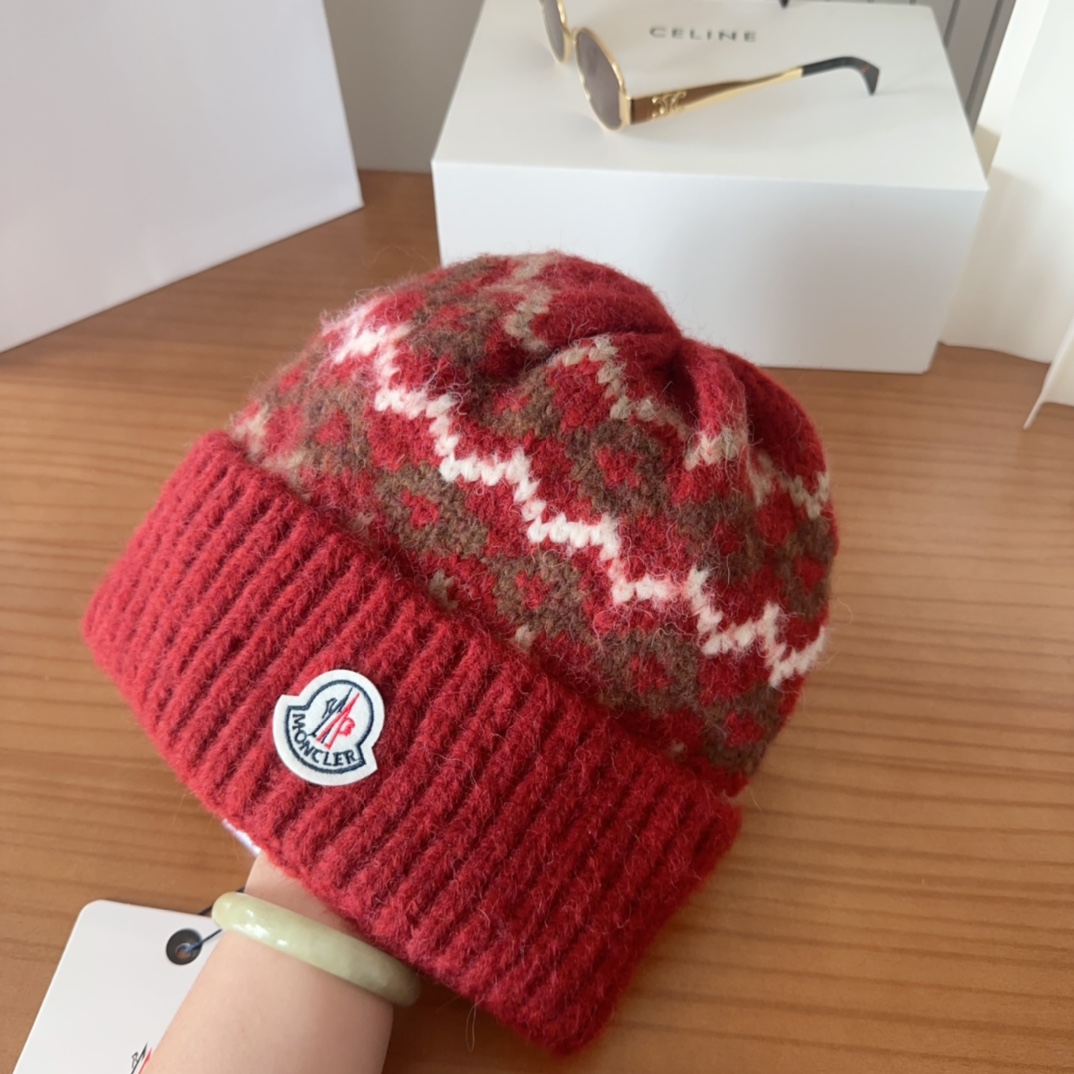 

Moncler蒙口25秋冬女士羊毛编织保暖针织帽
羊绒软糯般质感，正品级享受！
超大狐狸毛球11定制