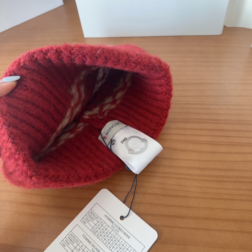 

Moncler蒙口25秋冬女士羊毛编织保暖针织帽
羊绒软糯般质感，正品级享受！
超大狐狸毛球11定制