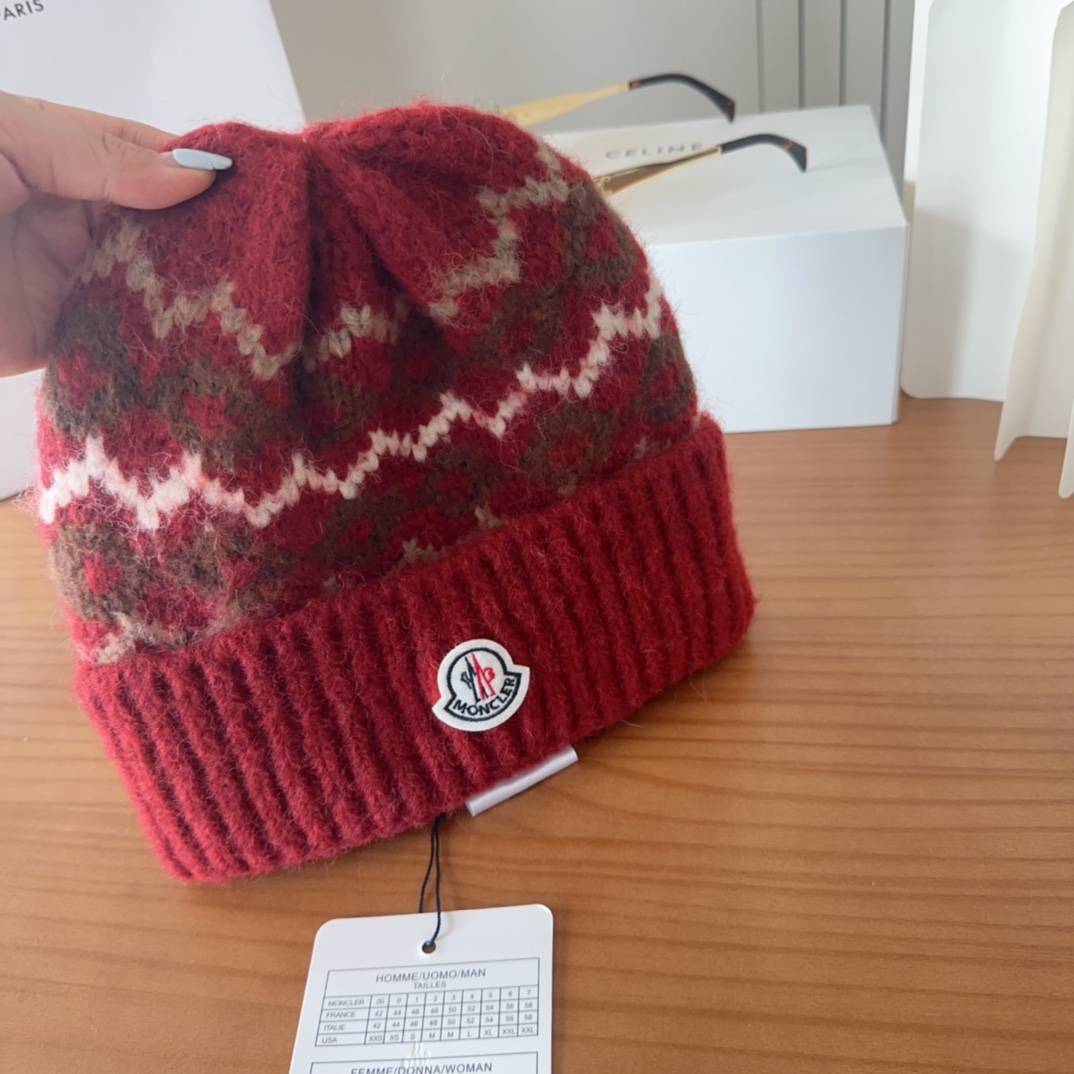 

Moncler蒙口25秋冬女士羊毛编织保暖针织帽
羊绒软糯般质感，正品级享受！
超大狐狸毛球11定制