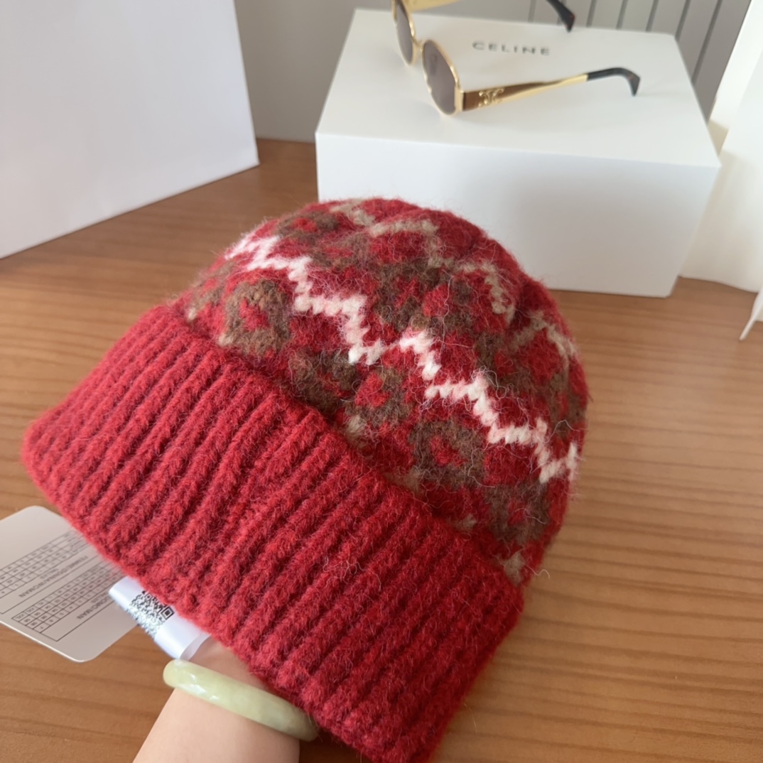 

Moncler蒙口25秋冬女士羊毛编织保暖针织帽
羊绒软糯般质感，正品级享受！
超大狐狸毛球11定制