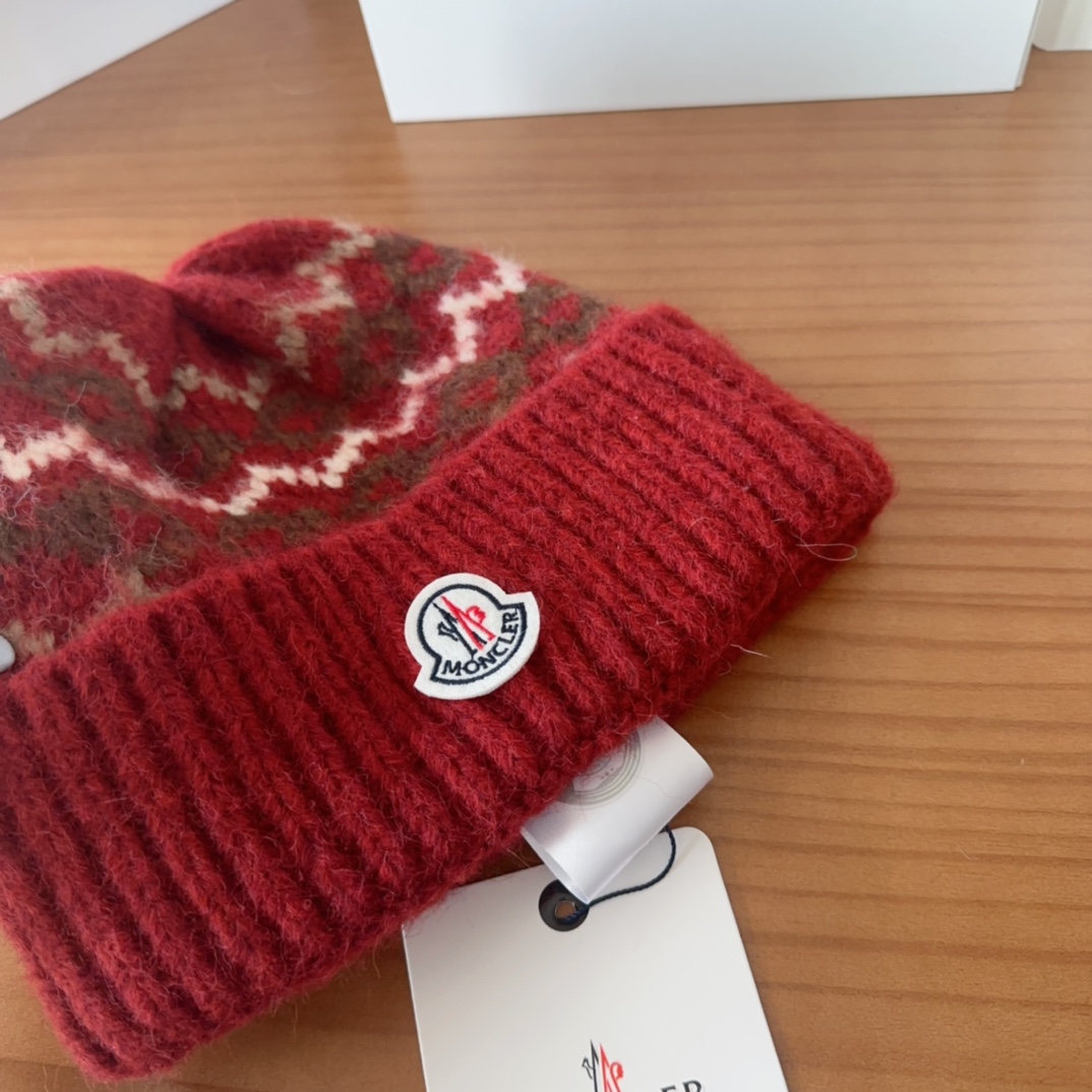 

Moncler蒙口25秋冬女士羊毛编织保暖针织帽
羊绒软糯般质感，正品级享受！
超大狐狸毛球11定制