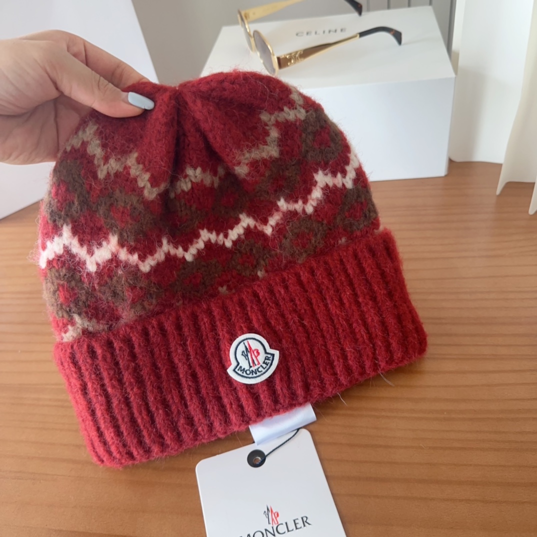 

Moncler蒙口25秋冬女士羊毛编织保暖针织帽
羊绒软糯般质感，正品级享受！
超大狐狸毛球11定制