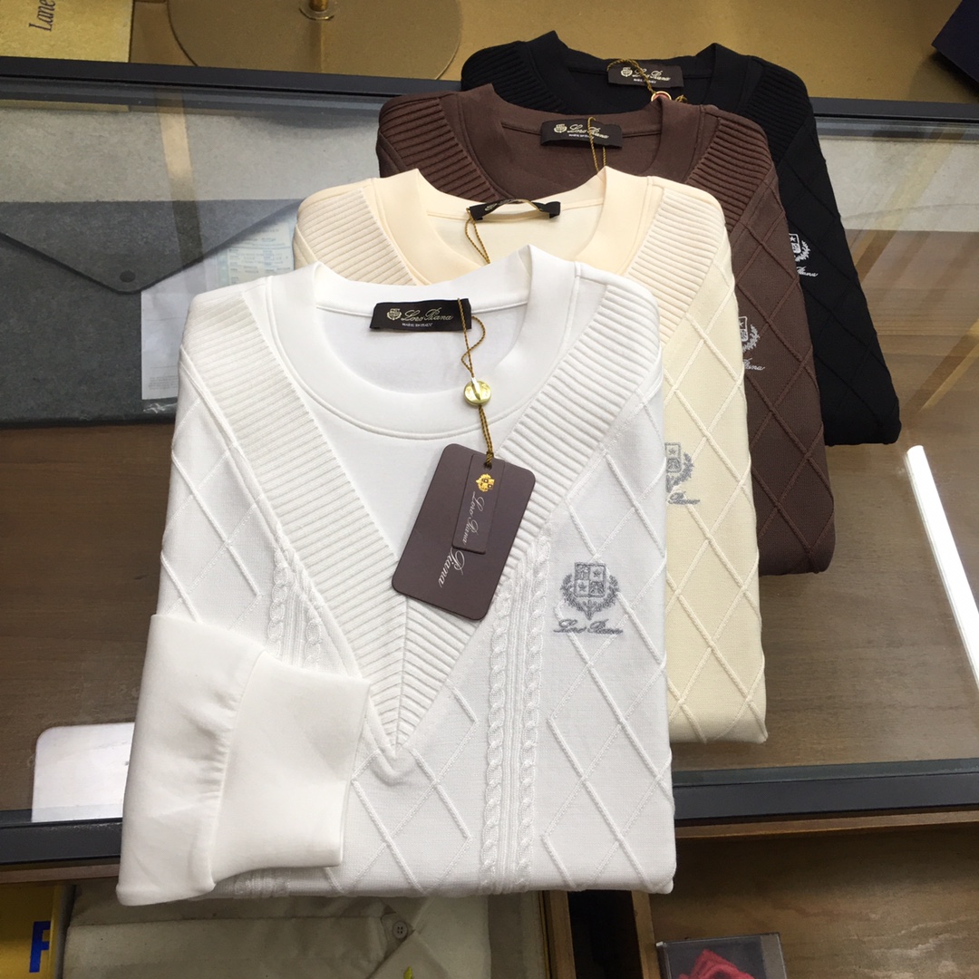 NO:504012,New counter product [LP] 2025 autumn and winter new men's lapel Polo long-sleeved T-shirt with top fabric. The light and soft fabric has been dyed with ready-to-wear to create an elegant texture. Original customization, imported yarn color dyed, customized rib collar, customized ribs, classic makes the clothes softer with the inherent sporty atmosphere. The versatile style makes it very suitable for single wear, all auxiliary materials are all customer-supplied. The thickness is the same as that of conventional beads, which is warm and comfortable, skin-friendly and delicate, not sweaty, and super comfortable. The solid color design model is atmospheric and fashionable overall, and can be casual and business-friendly!  Four colors enter code number M-3XL (48-56), loro piano, tees, t-shirt, alexander wang19860909专柜新品【LP】 2025秋冬新款男士翻领Polo长袖T恤衫 顶版面料呈现.轻盈柔软的面料经过成衣染色,营造出优雅纹理,原版定制 进口纱线色染 定制罗纹领口 定制罗纹 经典让衣服与生俱有的运动气息得以柔和.百搭风范令其非常适合单穿,所有辅料全部客供.客供纱制作,厚度和常规珠地一样,保暖舒适,亲肤细腻不闷汗,超级舒服.纯色设计款,整体就是大气时尚,休闲商务都即可！ 四色入 码数M-3XL（48-56）,,loro piana,tees，t-shirt,alexander wang,Men's clothing