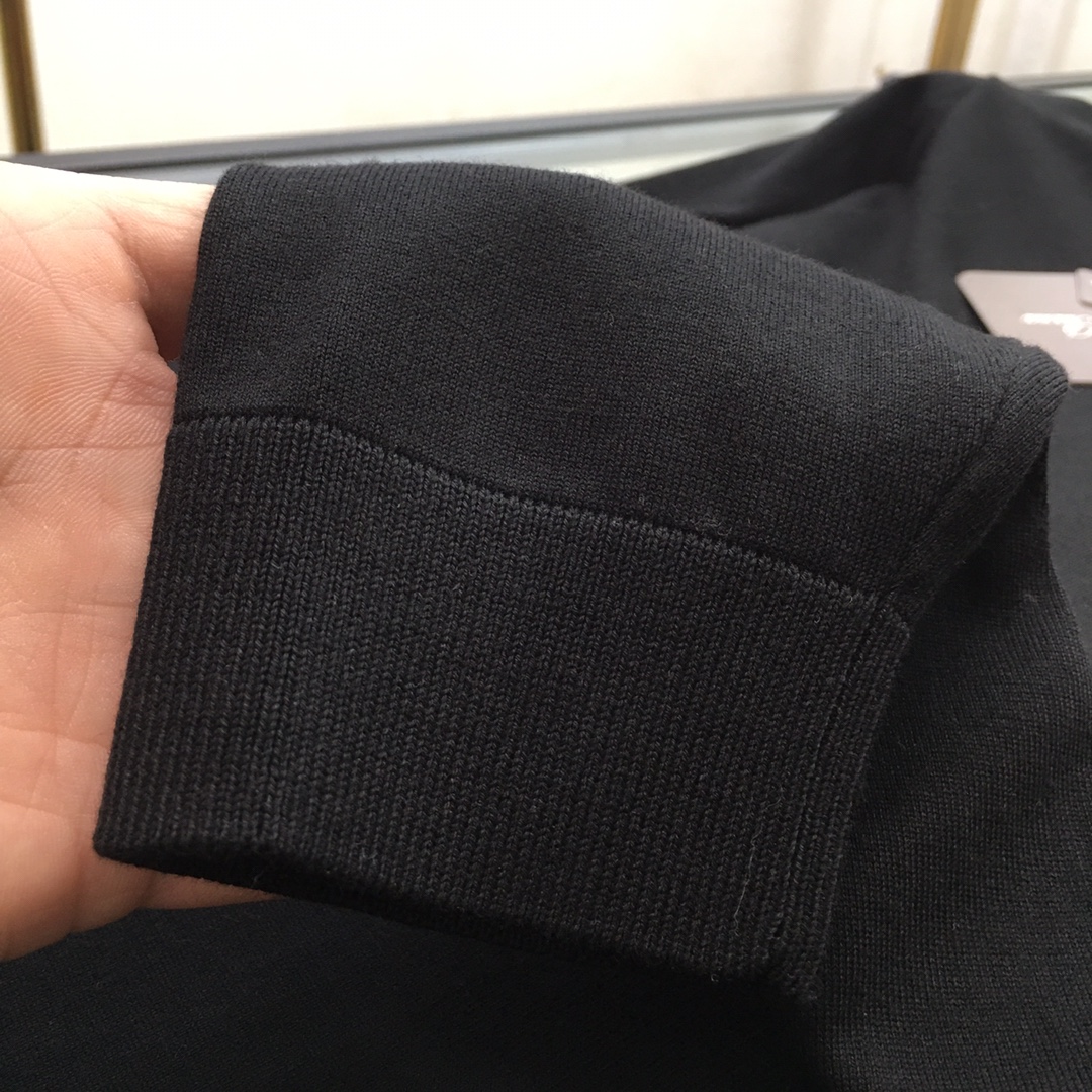 “P696 Polo T-shirt: Fall/Winter 2025 Collection with Top-Quality Fabric and Customized Design” - 图片 7