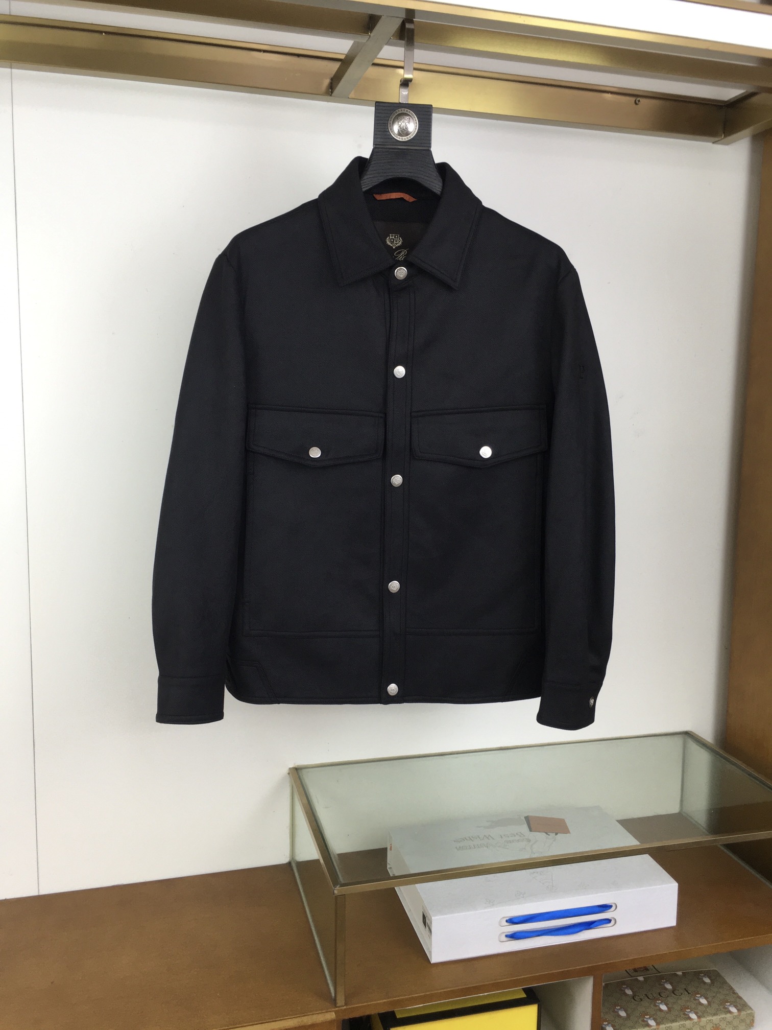 Men’s brief coats for autumn/winter, made of 100% polyester with wrinkle resistance, cuff buttons, easy drying, suitable for various occasions.