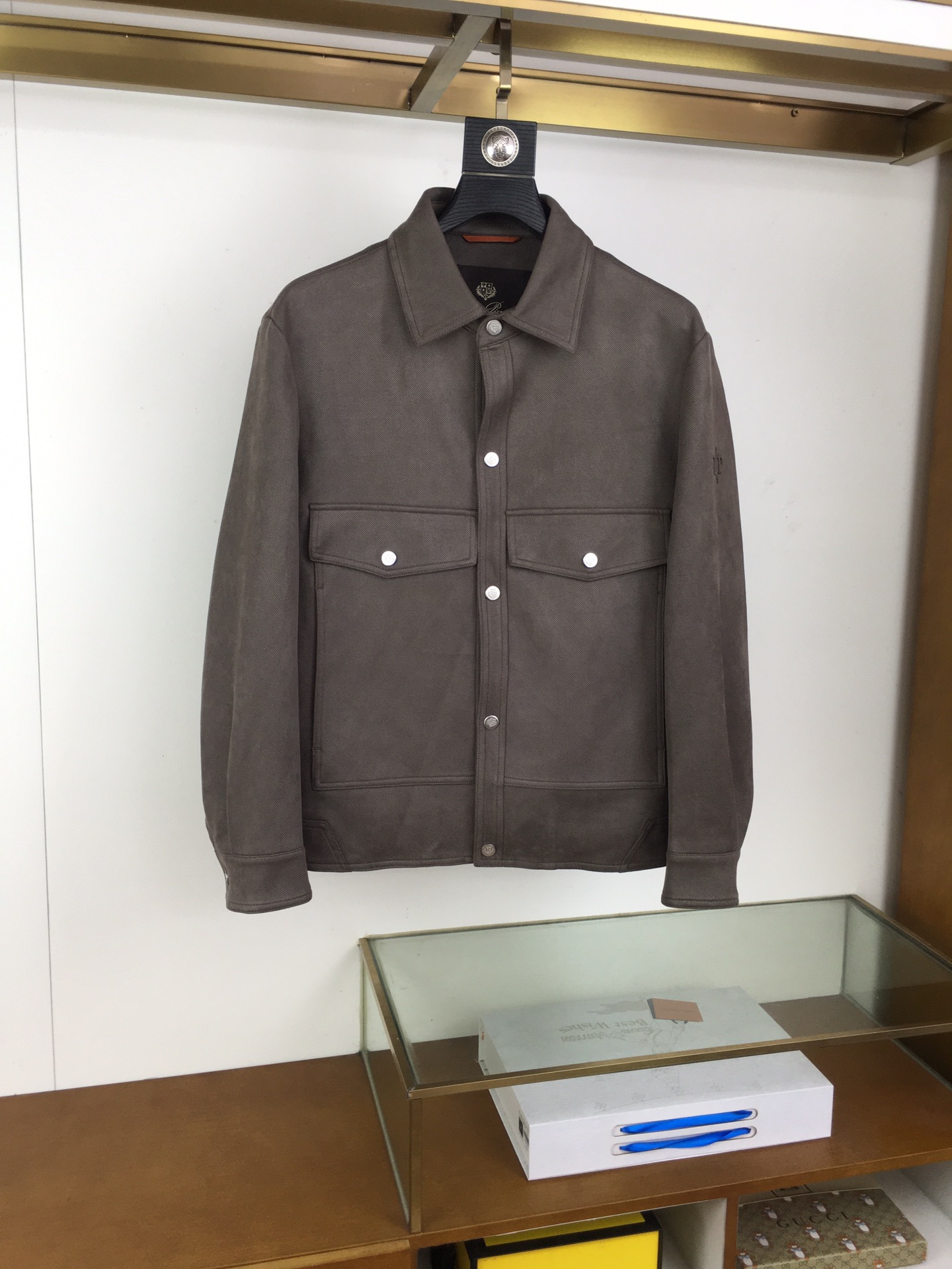 Men’s brief coats for autumn/winter in polyester with cuff buttons, wrinkle resistance, easy drying. Colors: black, tan, gray. Sizes 48-56. - 图片 1