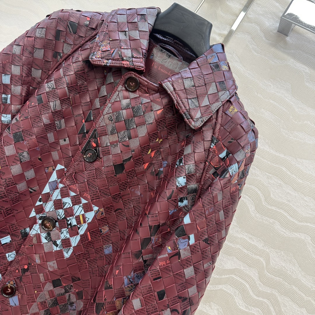 “High-End Retro-America School Leather Jacket with Graffiti Paper Design – Limited Edition, Soft and Fine Quality” - 图片 3