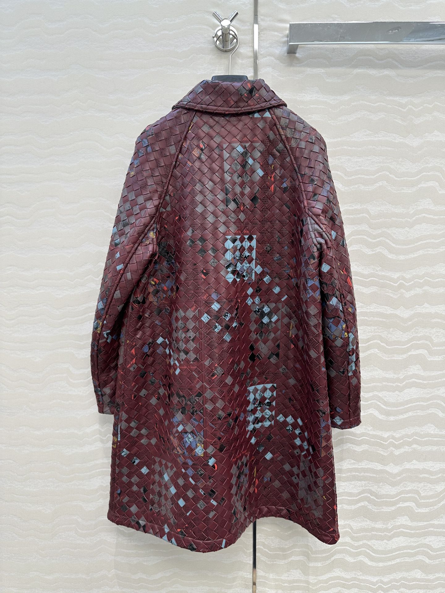 “High-End Retro-America School Leather Jacket with Graffiti Paper Design – Limited Edition, Soft and Fine Quality” - 图片 9