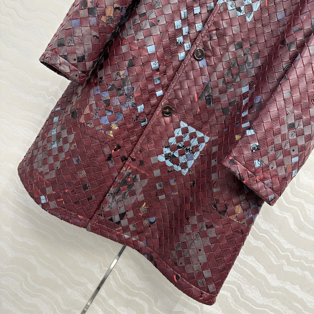 “High-End Retro-America School Leather Jacket with Graffiti Paper Design – Limited Edition, Soft and Fine Quality” - 图片 4