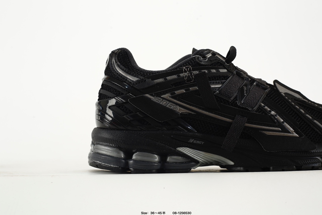 💰150
✅New Balance M1906R 复古单品
近两年来,要说人气最高的球鞋品牌相信 New Balance 一定是其中之一。无论是重磅联名,还是亮眼配色,都有着超高的人气,市价也一度居高不下。全新的 New Balance 1906R 实力上线。整体视觉效果饱含科技感。鞋身以大面积网眼材质包裹,搭配上皮革补强,既保证了透气性,又有着不错的质感。搭载这 N-ERGY 缓震科技和厚实的 Ortholite 鞋垫,保证了 New Balance 一如既往的舒适
货号:U1906AA
Size:36 37 37.5 38 38.5 39.5 40 40.5 41.5 42 42.5 43 44 45
编码:08-1256530