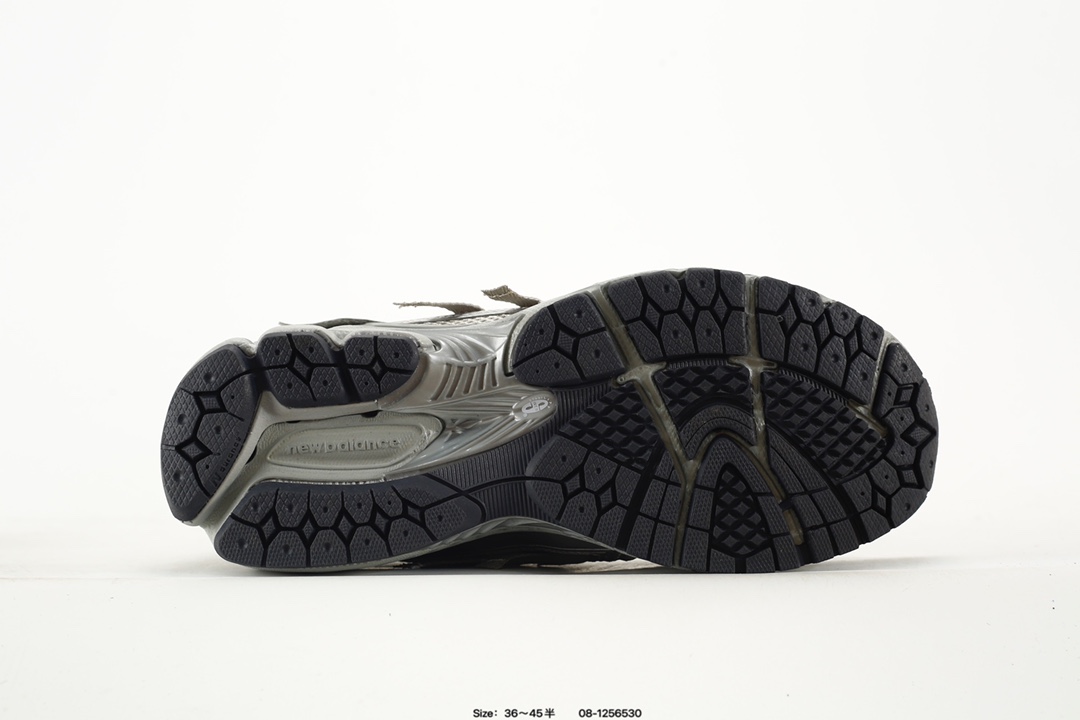 💰150
✅New Balance M1906R 复古单品
近两年来,要说人气最高的球鞋品牌相信 New Balance 一定是其中之一。无论是重磅联名,还是亮眼配色,都有着超高的人气,市价也一度居高不下。全新的 New Balance 1906R 实力上线。整体视觉效果饱含科技感。鞋身以大面积网眼材质包裹,搭配上皮革补强,既保证了透气性,又有着不错的质感。搭载这 N-ERGY 缓震科技和厚实的 Ortholite 鞋垫,保证了 New Balance 一如既往的舒适
货号:U1906AA
Size:36 37 37.5 38 38.5 39.5 40 40.5 41.5 42 42.5 43 44 45
编码:08-1256530