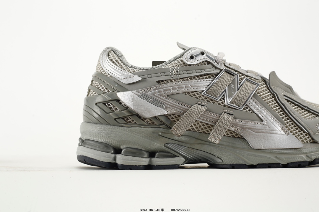 💰150
✅New Balance M1906R 复古单品
近两年来,要说人气最高的球鞋品牌相信 New Balance 一定是其中之一。无论是重磅联名,还是亮眼配色,都有着超高的人气,市价也一度居高不下。全新的 New Balance 1906R 实力上线。整体视觉效果饱含科技感。鞋身以大面积网眼材质包裹,搭配上皮革补强,既保证了透气性,又有着不错的质感。搭载这 N-ERGY 缓震科技和厚实的 Ortholite 鞋垫,保证了 New Balance 一如既往的舒适
货号:U1906AA
Size:36 37 37.5 38 38.5 39.5 40 40.5 41.5 42 42.5 43 44 45
编码:08-1256530