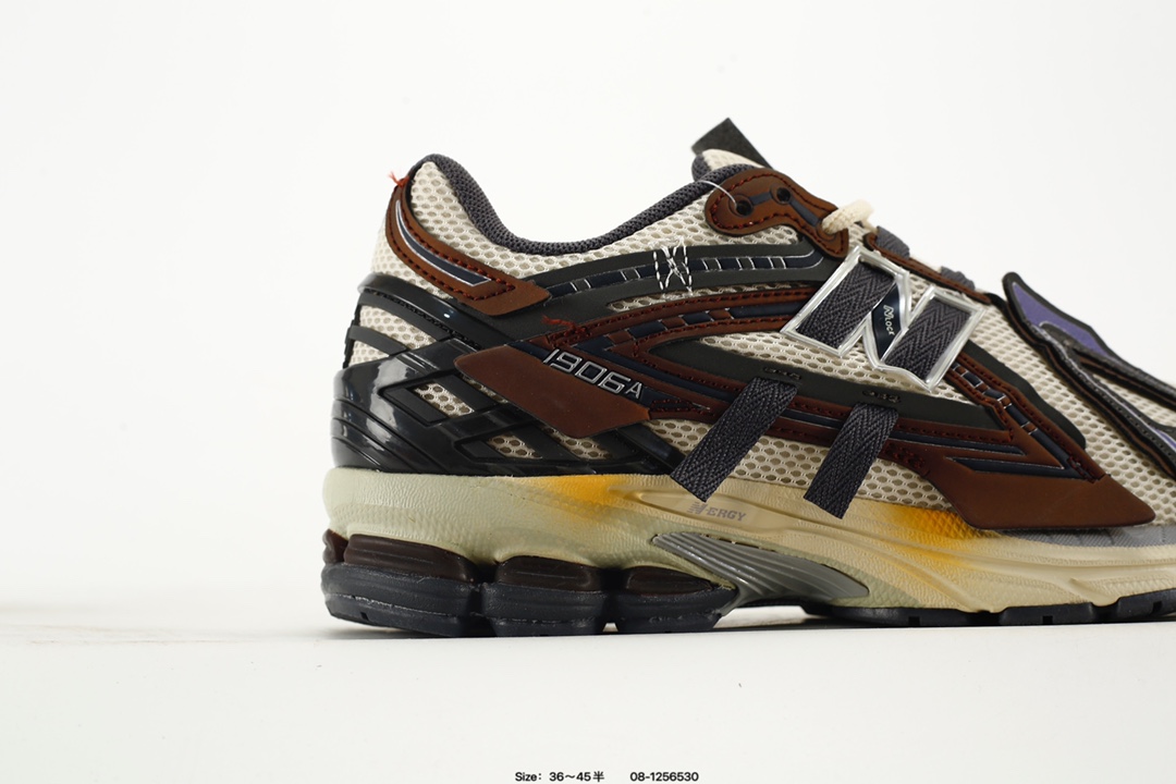 💰150
✅New Balance M1906R 复古单品
近两年来,要说人气最高的球鞋品牌相信 New Balance 一定是其中之一。无论是重磅联名,还是亮眼配色,都有着超高的人气,市价也一度居高不下。全新的 New Balance 1906R 实力上线。整体视觉效果饱含科技感。鞋身以大面积网眼材质包裹,搭配上皮革补强,既保证了透气性,又有着不错的质感。搭载这 N-ERGY 缓震科技和厚实的 Ortholite 鞋垫,保证了 New Balance 一如既往的舒适
货号:U1906AA
Size:36 37 37.5 38 38.5 39.5 40 40.5 41.5 42 42.5 43 44 45
编码:08-1256530