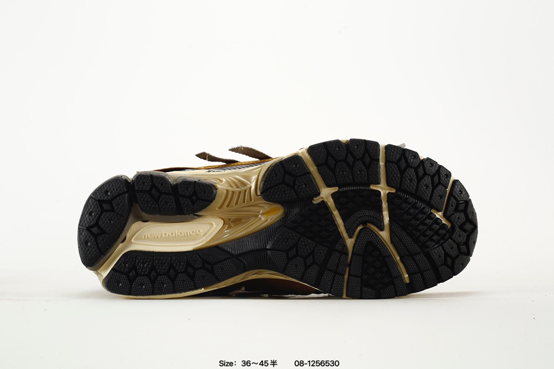 💰150
✅New Balance M1906R 复古单品
近两年来,要说人气最高的球鞋品牌相信 New Balance 一定是其中之一。无论是重磅联名,还是亮眼配色,都有着超高的人气,市价也一度居高不下。全新的 New Balance 1906R 实力上线。整体视觉效果饱含科技感。鞋身以大面积网眼材质包裹,搭配上皮革补强,既保证了透气性,又有着不错的质感。搭载这 N-ERGY 缓震科技和厚实的 Ortholite 鞋垫,保证了 New Balance 一如既往的舒适
货号:U1906AA
Size:36 37 37.5 38 38.5 39.5 40 40.5 41.5 42 42.5 43 44 45
编码:08-1256530