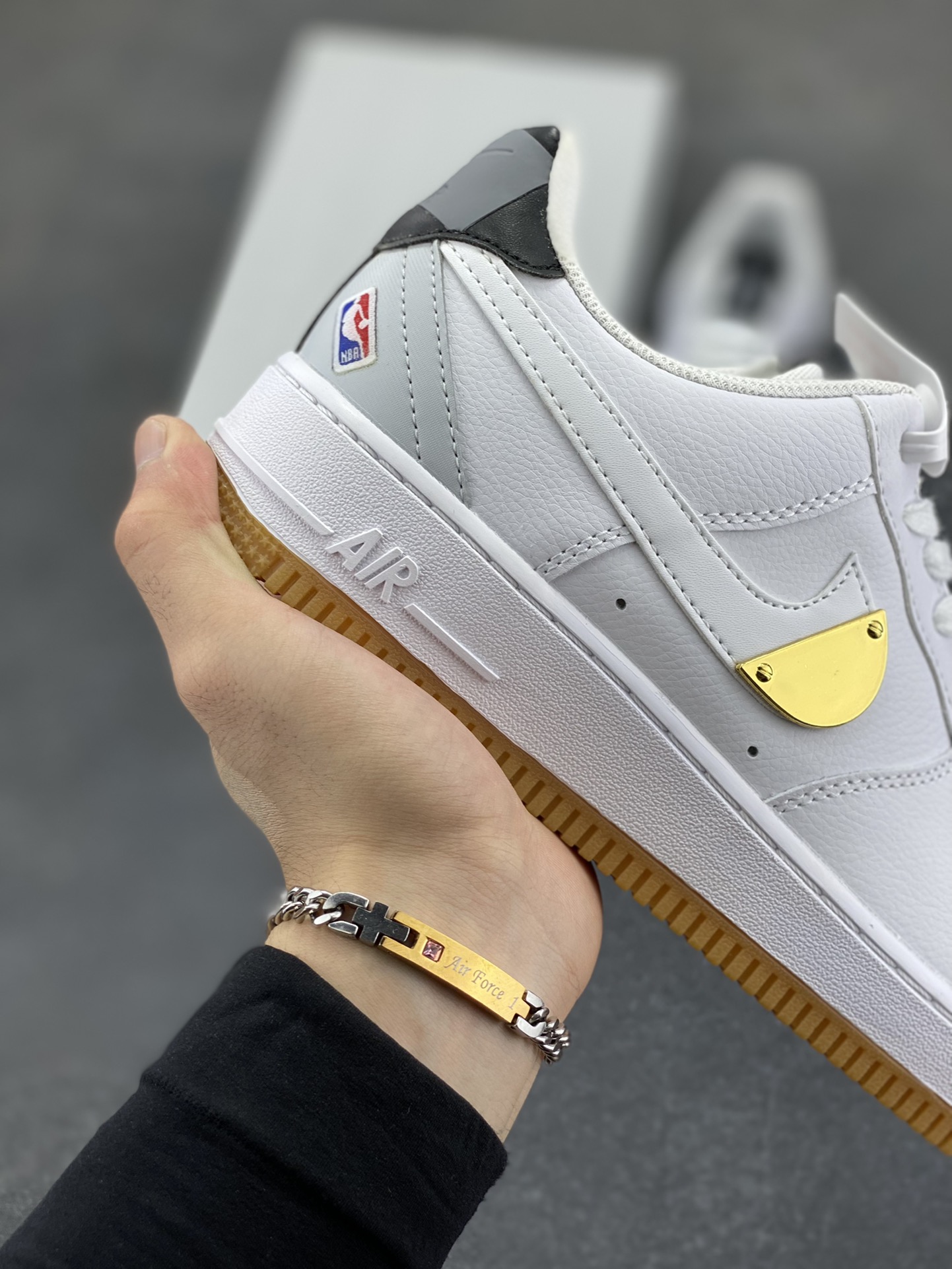 图片[6]-福利特价 Nike Air Force 1 Low NBA联名 空军一号低帮运动休闲板鞋 原楦头原纸板 打造纯正空军版型#专注外贸渠道 全掌内置蜂窝气垫 #原盒配件 原厂中底钢印、拉帮完美 货号：CT3842-100 尺码：36 36.5 37.5 38 38.5 39 40 40.5 41 42 42.5 43 44 44.5 45-选品中心