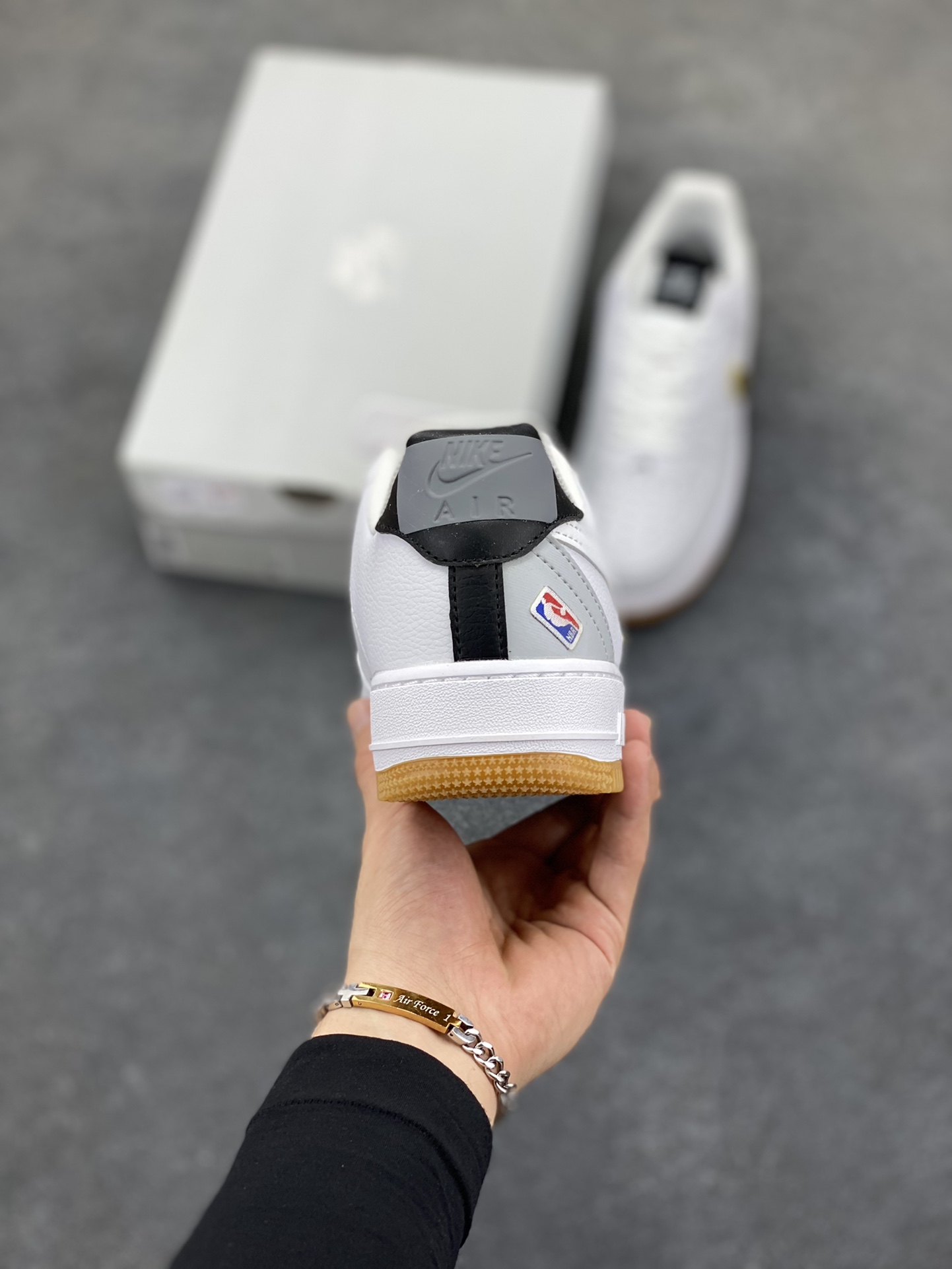 图片[4]-福利特价 Nike Air Force 1 Low NBA联名 空军一号低帮运动休闲板鞋 原楦头原纸板 打造纯正空军版型#专注外贸渠道 全掌内置蜂窝气垫 #原盒配件 原厂中底钢印、拉帮完美 货号：CT3842-100 尺码：36 36.5 37.5 38 38.5 39 40 40.5 41 42 42.5 43 44 44.5 45-选品中心