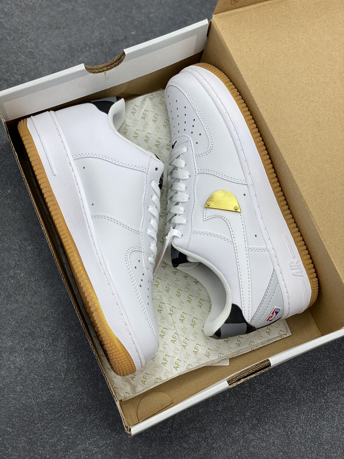 图片[9]-福利特价 Nike Air Force 1 Low NBA联名 空军一号低帮运动休闲板鞋 原楦头原纸板 打造纯正空军版型#专注外贸渠道 全掌内置蜂窝气垫 #原盒配件 原厂中底钢印、拉帮完美 货号：CT3842-100 尺码：36 36.5 37.5 38 38.5 39 40 40.5 41 42 42.5 43 44 44.5 45-选品中心