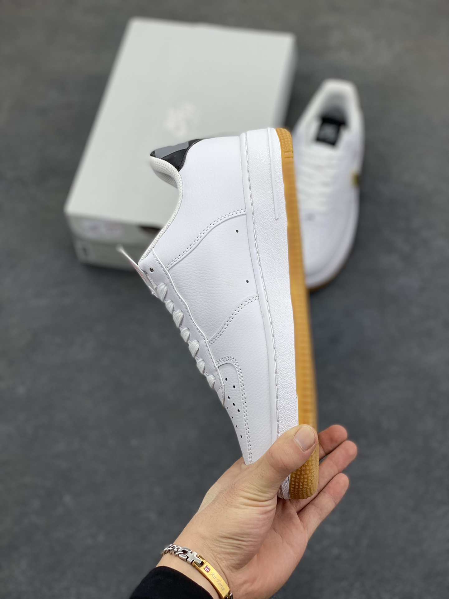 图片[3]-福利特价 Nike Air Force 1 Low NBA联名 空军一号低帮运动休闲板鞋 原楦头原纸板 打造纯正空军版型#专注外贸渠道 全掌内置蜂窝气垫 #原盒配件 原厂中底钢印、拉帮完美 货号：CT3842-100 尺码：36 36.5 37.5 38 38.5 39 40 40.5 41 42 42.5 43 44 44.5 45-选品中心