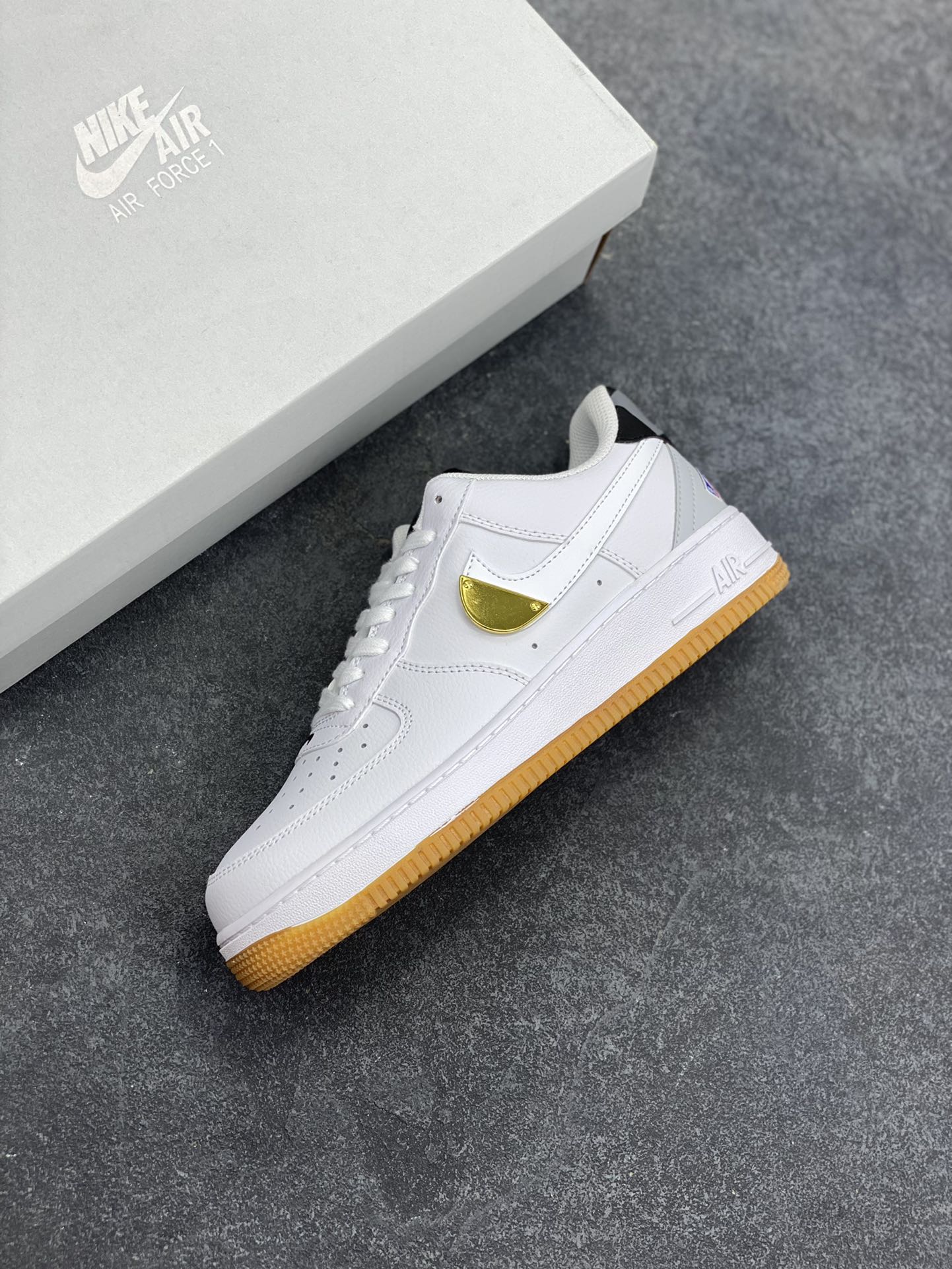 图片[7]-福利特价 Nike Air Force 1 Low NBA联名 空军一号低帮运动休闲板鞋 原楦头原纸板 打造纯正空军版型#专注外贸渠道 全掌内置蜂窝气垫 #原盒配件 原厂中底钢印、拉帮完美 货号：CT3842-100 尺码：36 36.5 37.5 38 38.5 39 40 40.5 41 42 42.5 43 44 44.5 45-选品中心
