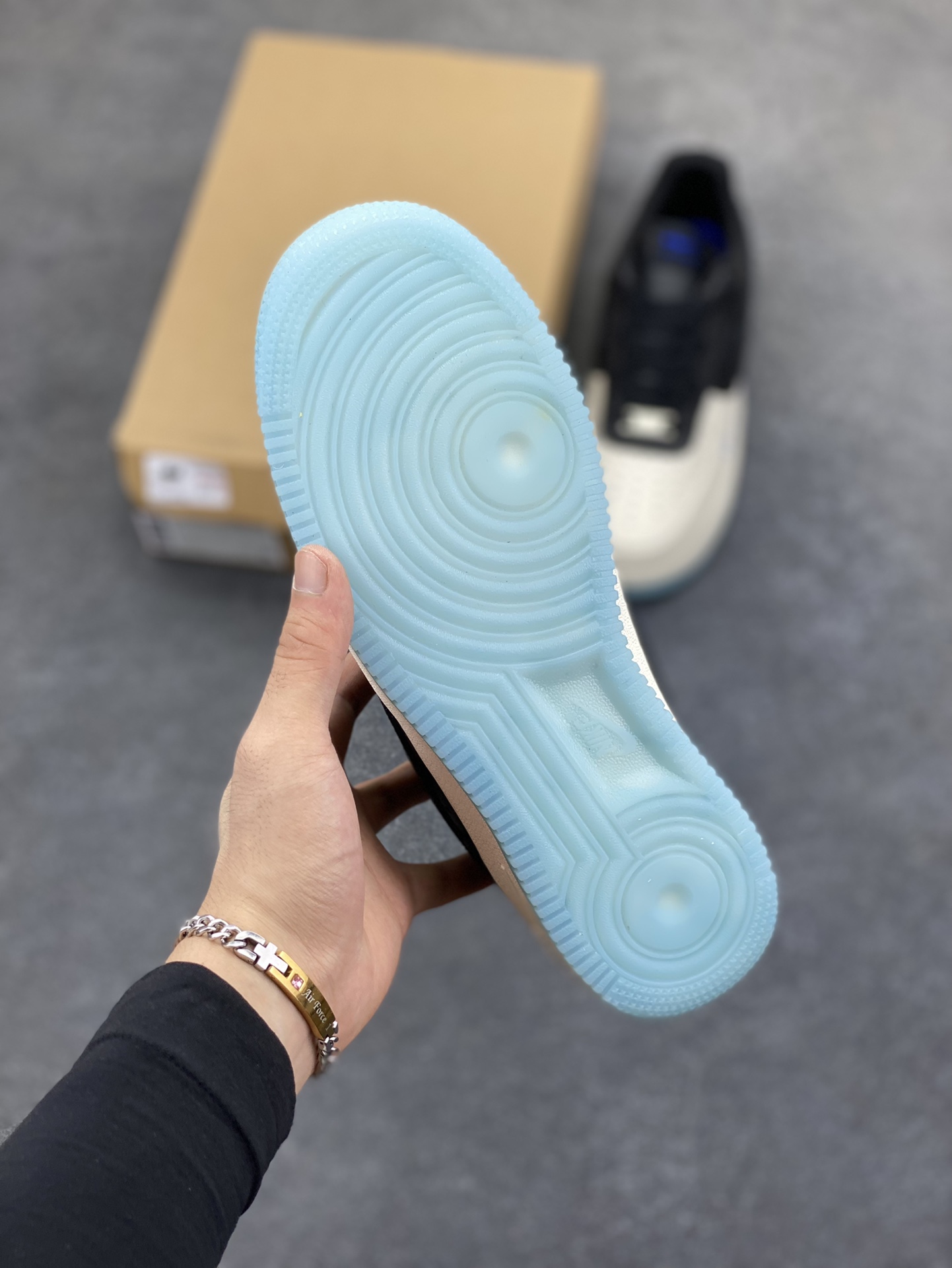 图片[5]-福利特价 Nike Air Force 1 Low 黑白小蓝勾 空军一号低帮运动休闲板鞋 原楦头原纸板 打造纯正空军版型#专注外贸渠道 全掌内置蜂窝气垫 #原盒配件 原厂中底钢印、拉帮完美 货号：FQ2103-001 尺码：36 36.5 37.5 38 38.5 39 40 40.5 41 42 42.5 43 44 44.5 45-选品中心