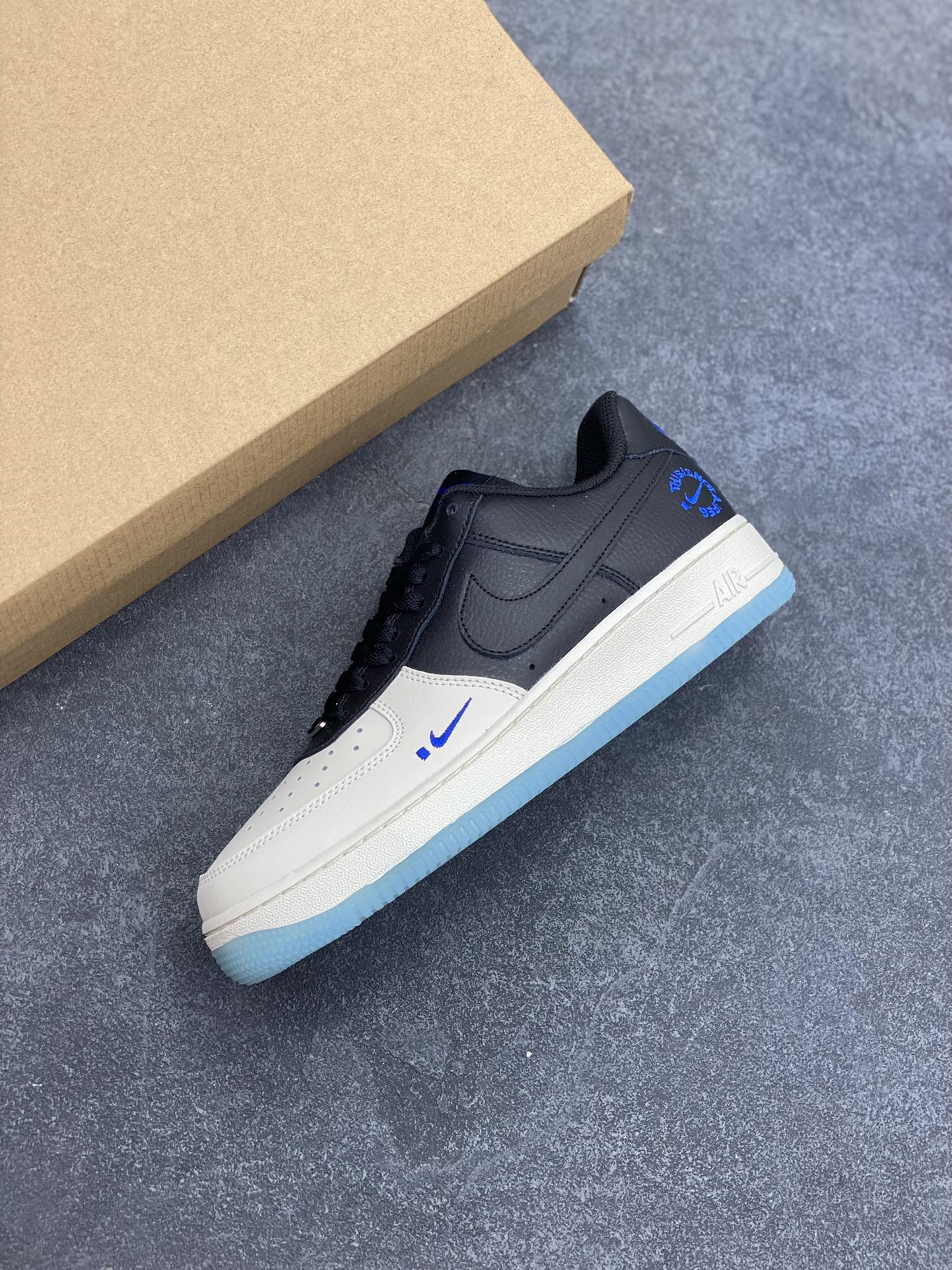 图片[7]-福利特价 Nike Air Force 1 Low 黑白小蓝勾 空军一号低帮运动休闲板鞋 原楦头原纸板 打造纯正空军版型#专注外贸渠道 全掌内置蜂窝气垫 #原盒配件 原厂中底钢印、拉帮完美 货号：FQ2103-001 尺码：36 36.5 37.5 38 38.5 39 40 40.5 41 42 42.5 43 44 44.5 45-选品中心