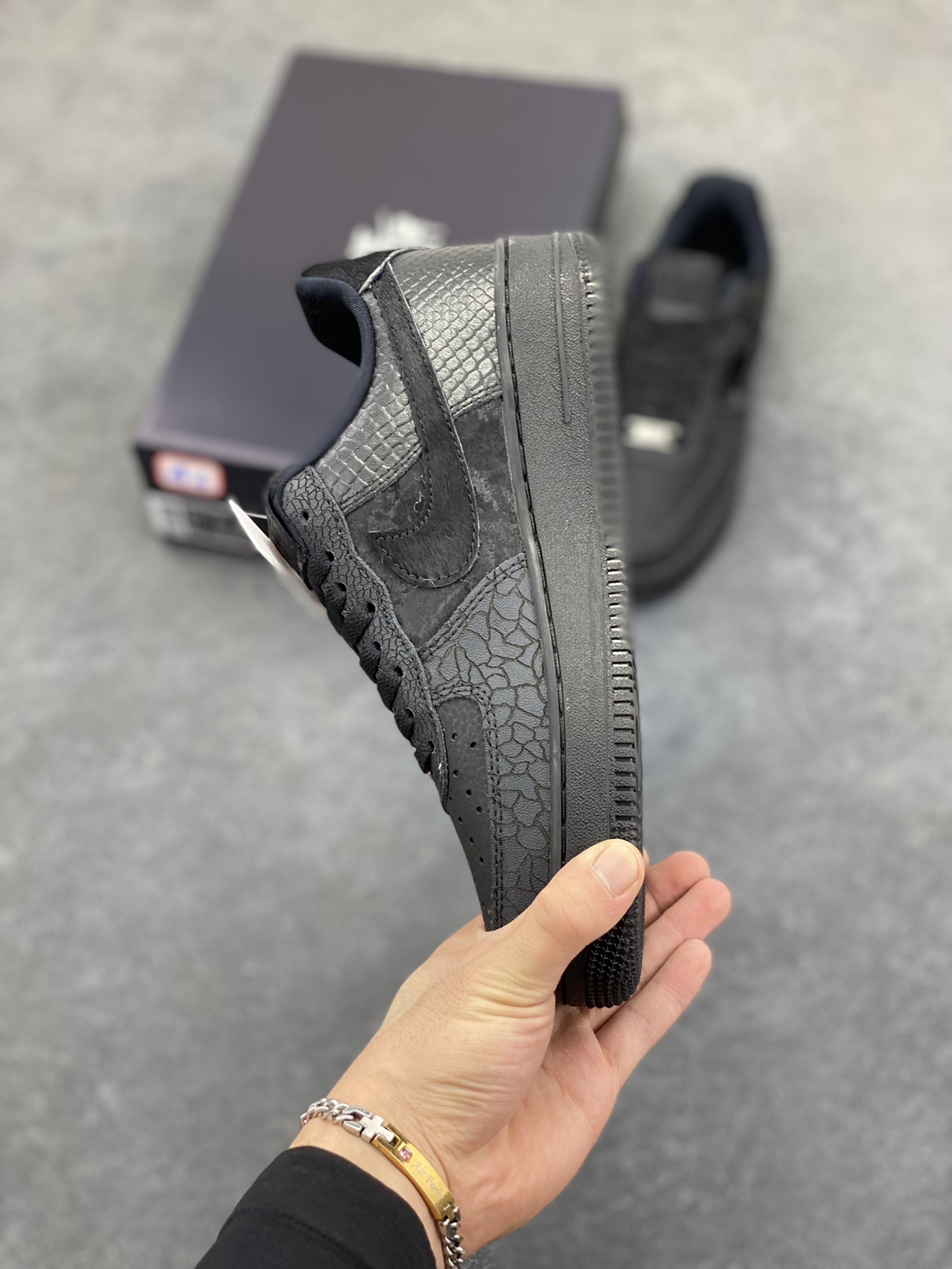 图片[3]-Nike Air Force 1 Low 黑裂纹 空军一号低帮运动休闲板鞋 原楦头原纸板 打造纯正空军版型 专注外贸渠道 全掌内置蜂窝气垫 原盒配件 原厂中底钢印、拉帮完美 货号：HQ1977-001 尺码：36 36.5 37.5 38 38.5 39 40 40.5 41 42 42.5 43 44 44.5 45-选品中心