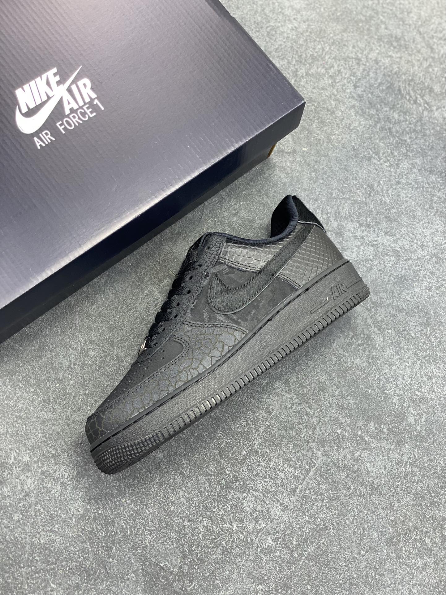 图片[7]-Nike Air Force 1 Low 黑裂纹 空军一号低帮运动休闲板鞋 原楦头原纸板 打造纯正空军版型 专注外贸渠道 全掌内置蜂窝气垫 原盒配件 原厂中底钢印、拉帮完美 货号：HQ1977-001 尺码：36 36.5 37.5 38 38.5 39 40 40.5 41 42 42.5 43 44 44.5 45-选品中心