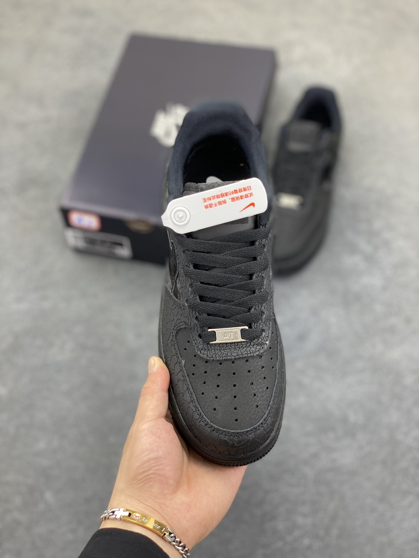 图片[2]-Nike Air Force 1 Low 黑裂纹 空军一号低帮运动休闲板鞋 原楦头原纸板 打造纯正空军版型 专注外贸渠道 全掌内置蜂窝气垫 原盒配件 原厂中底钢印、拉帮完美 货号：HQ1977-001 尺码：36 36.5 37.5 38 38.5 39 40 40.5 41 42 42.5 43 44 44.5 45-选品中心