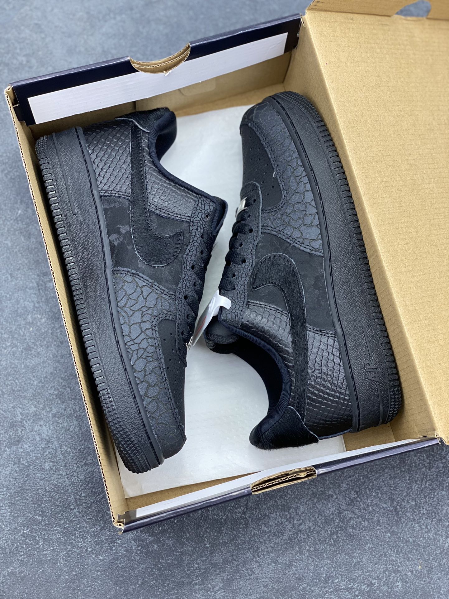图片[9]-Nike Air Force 1 Low 黑裂纹 空军一号低帮运动休闲板鞋 原楦头原纸板 打造纯正空军版型 专注外贸渠道 全掌内置蜂窝气垫 原盒配件 原厂中底钢印、拉帮完美 货号：HQ1977-001 尺码：36 36.5 37.5 38 38.5 39 40 40.5 41 42 42.5 43 44 44.5 45-选品中心