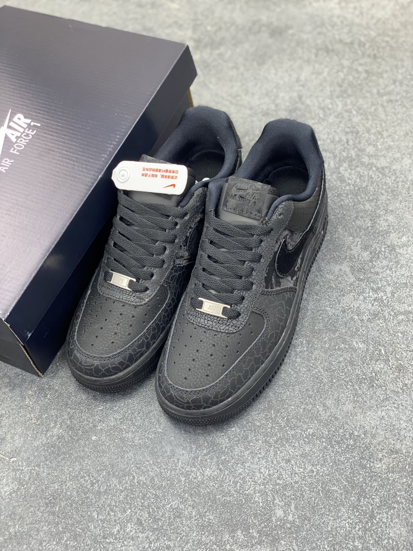 图片[8]-Nike Air Force 1 Low 黑裂纹 空军一号低帮运动休闲板鞋 原楦头原纸板 打造纯正空军版型 专注外贸渠道 全掌内置蜂窝气垫 原盒配件 原厂中底钢印、拉帮完美 货号：HQ1977-001 尺码：36 36.5 37.5 38 38.5 39 40 40.5 41 42 42.5 43 44 44.5 45-选品中心