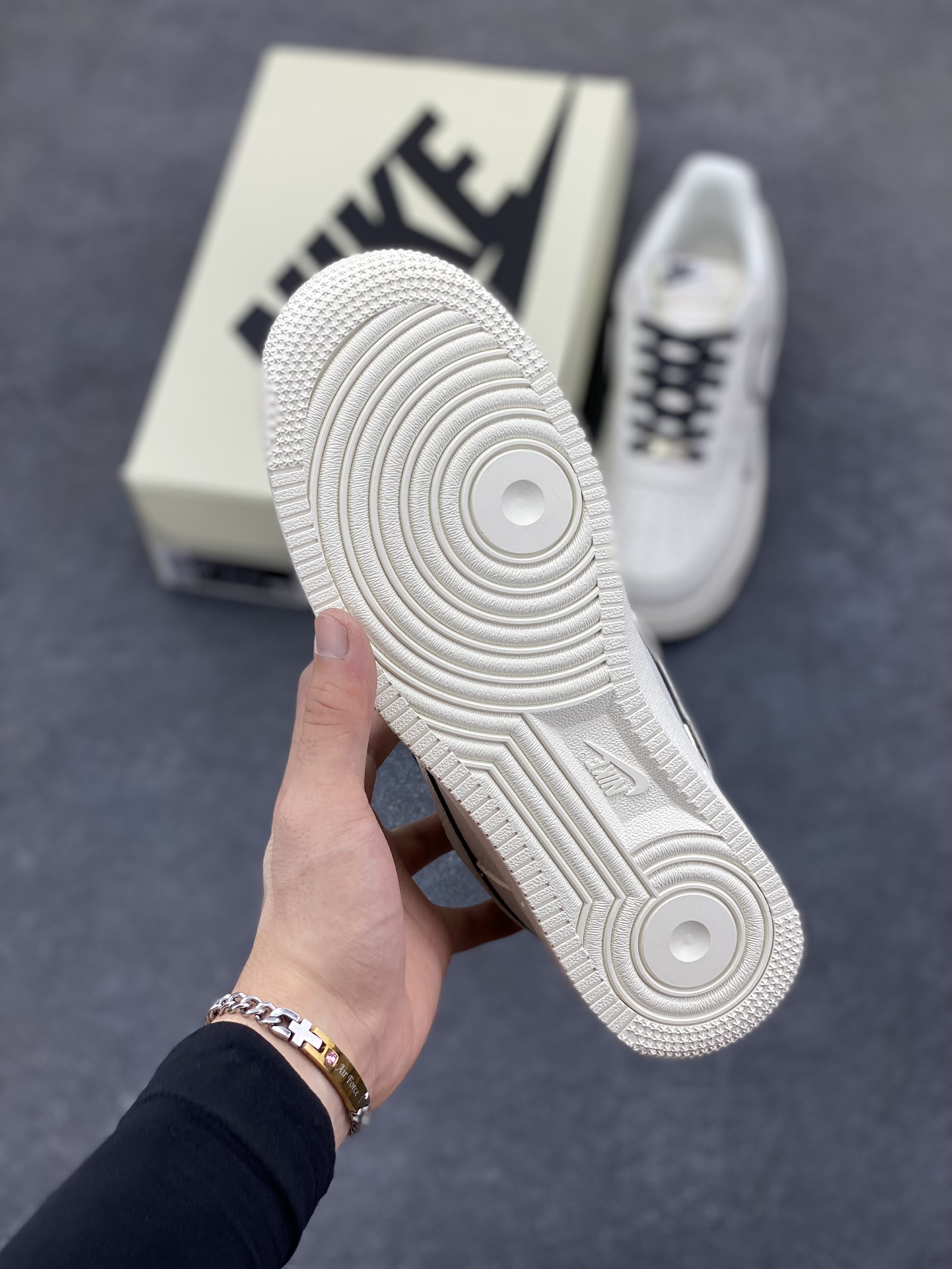 图片[5]-NIke Air Force 1 \’07 Low “NIKE联名——米黑边”空军一号 低帮 运动鞋 休闲鞋 折边针车 工艺难度大 原楦头原纸板 原装鞋盒 定制五金配件 内置全掌气垫 原厂鞋底 货号：CS5288-031 尺码：36 36.5 37.5 38 38.5 39 40 40.5 41 42 42.5 43 44 44.5 45-选品中心