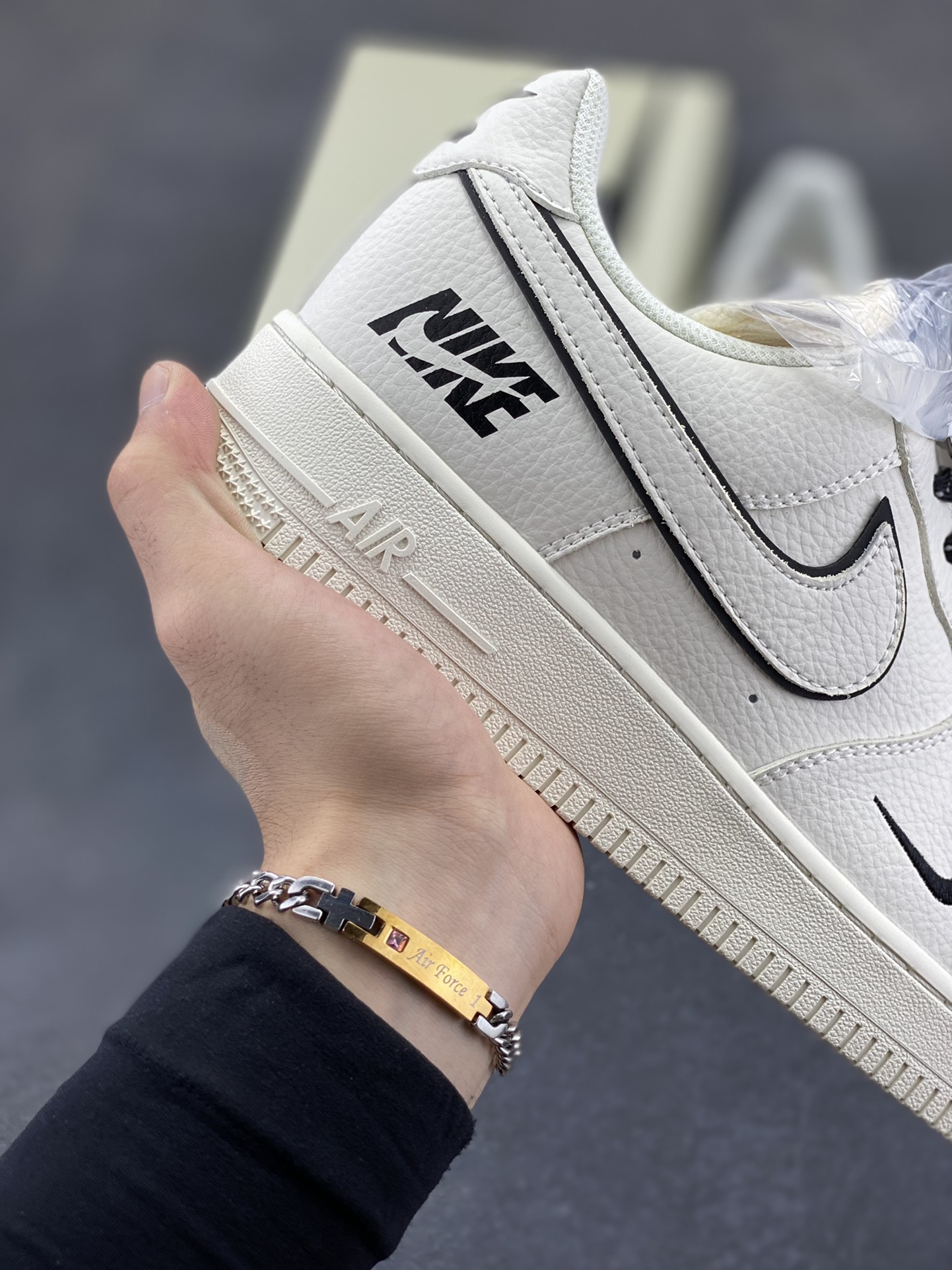 图片[6]-NIke Air Force 1 \’07 Low “NIKE联名——米黑边”空军一号 低帮 运动鞋 休闲鞋 折边针车 工艺难度大 原楦头原纸板 原装鞋盒 定制五金配件 内置全掌气垫 原厂鞋底 货号：CS5288-031 尺码：36 36.5 37.5 38 38.5 39 40 40.5 41 42 42.5 43 44 44.5 45-选品中心