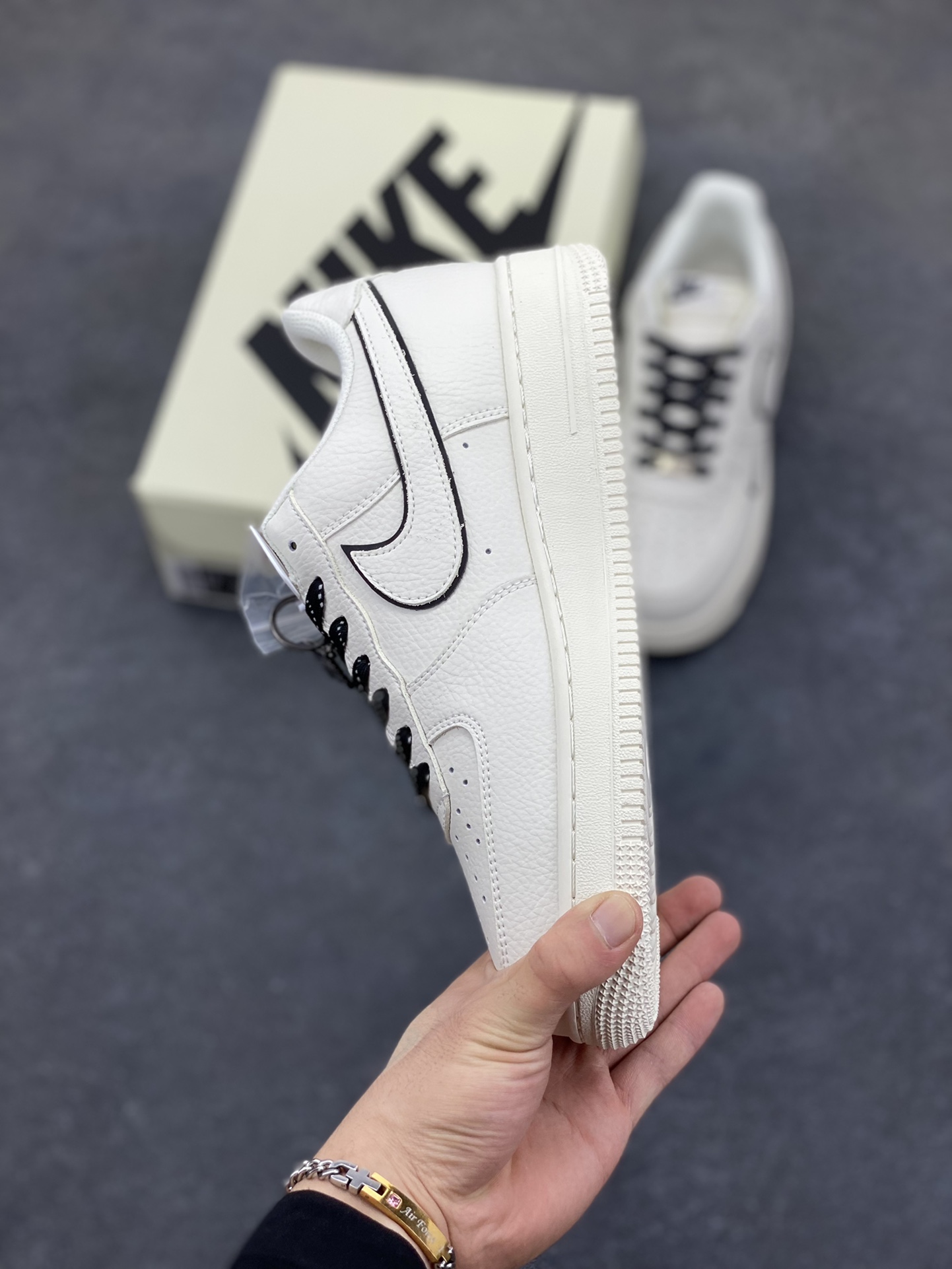 图片[3]-NIke Air Force 1 \’07 Low “NIKE联名——米黑边”空军一号 低帮 运动鞋 休闲鞋 折边针车 工艺难度大 原楦头原纸板 原装鞋盒 定制五金配件 内置全掌气垫 原厂鞋底 货号：CS5288-031 尺码：36 36.5 37.5 38 38.5 39 40 40.5 41 42 42.5 43 44 44.5 45-选品中心