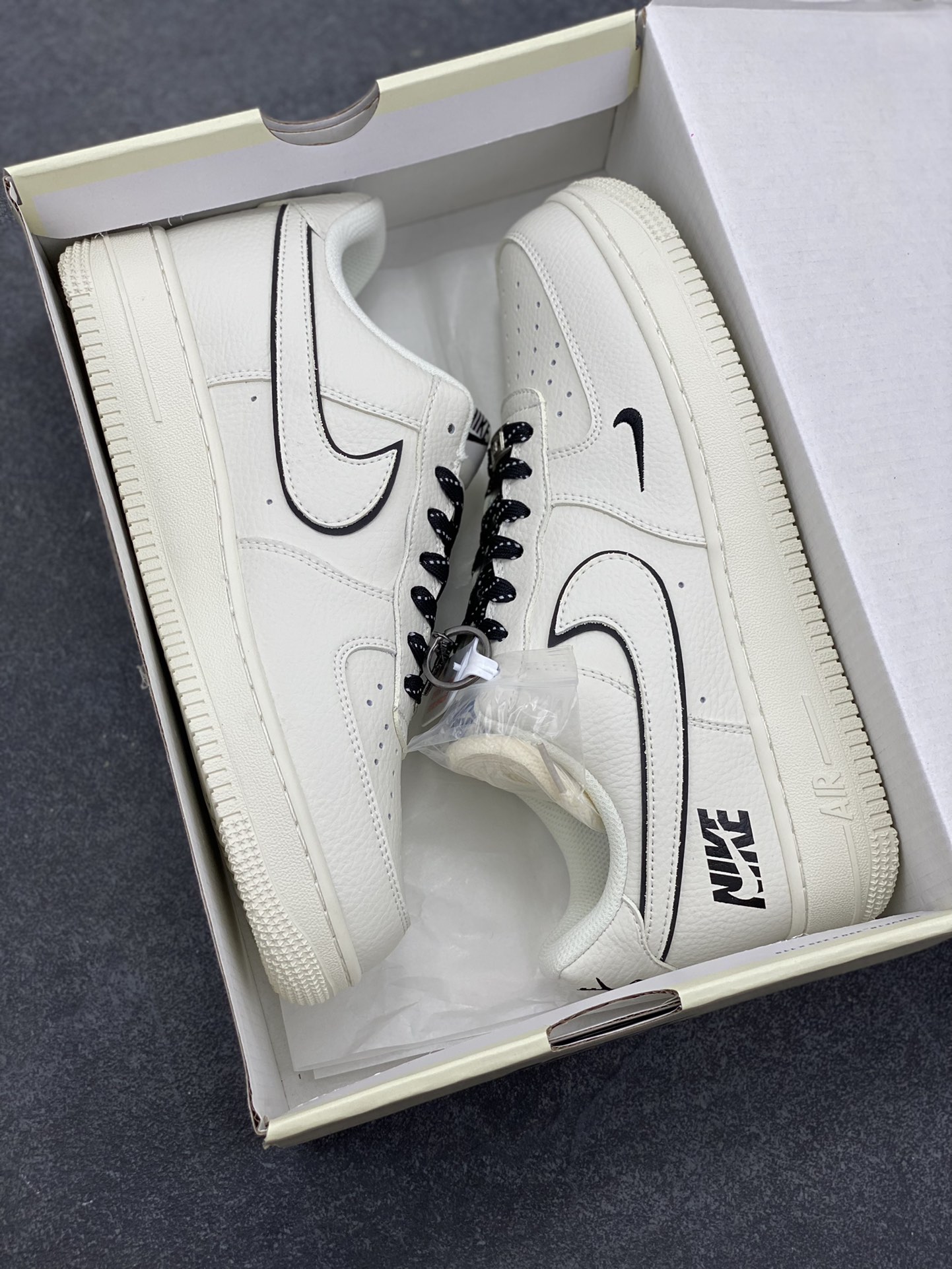 图片[9]-NIke Air Force 1 \’07 Low “NIKE联名——米黑边”空军一号 低帮 运动鞋 休闲鞋 折边针车 工艺难度大 原楦头原纸板 原装鞋盒 定制五金配件 内置全掌气垫 原厂鞋底 货号：CS5288-031 尺码：36 36.5 37.5 38 38.5 39 40 40.5 41 42 42.5 43 44 44.5 45-选品中心