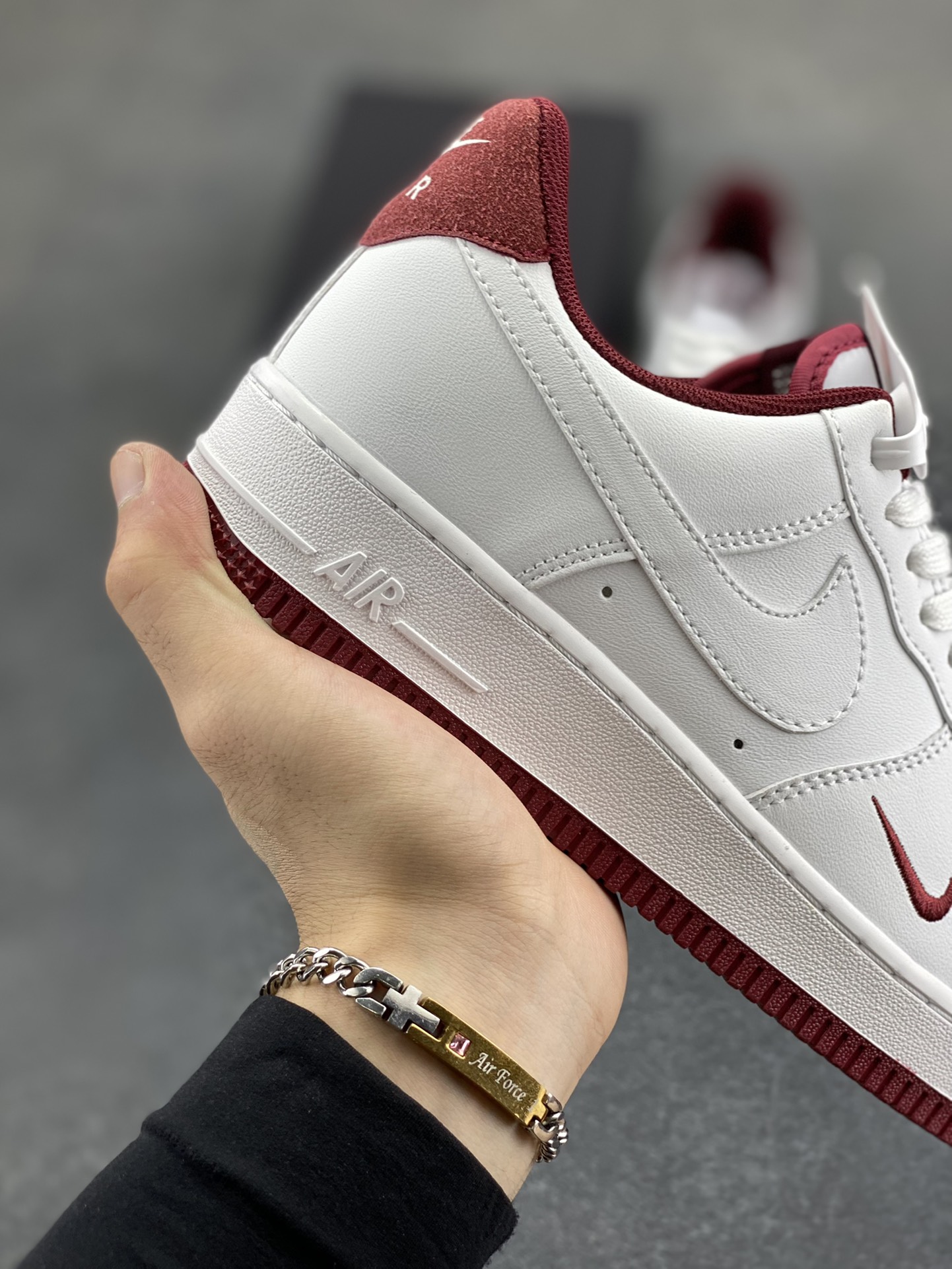 图片[6]-福利特价 Nike Air Force 1 Low 酒红小勾 空军一号低帮运动休闲板鞋 原楦头原纸板 打造纯正空军版型 专注外贸渠道 全掌内置蜂窝气垫 原盒配件 原厂中底钢印、拉帮完美 货号：HM9483-100 尺码：36 36.5 37.5 38 38.5 39 40 40.5 41 42 42.5 43 44 44.5 45-选品中心