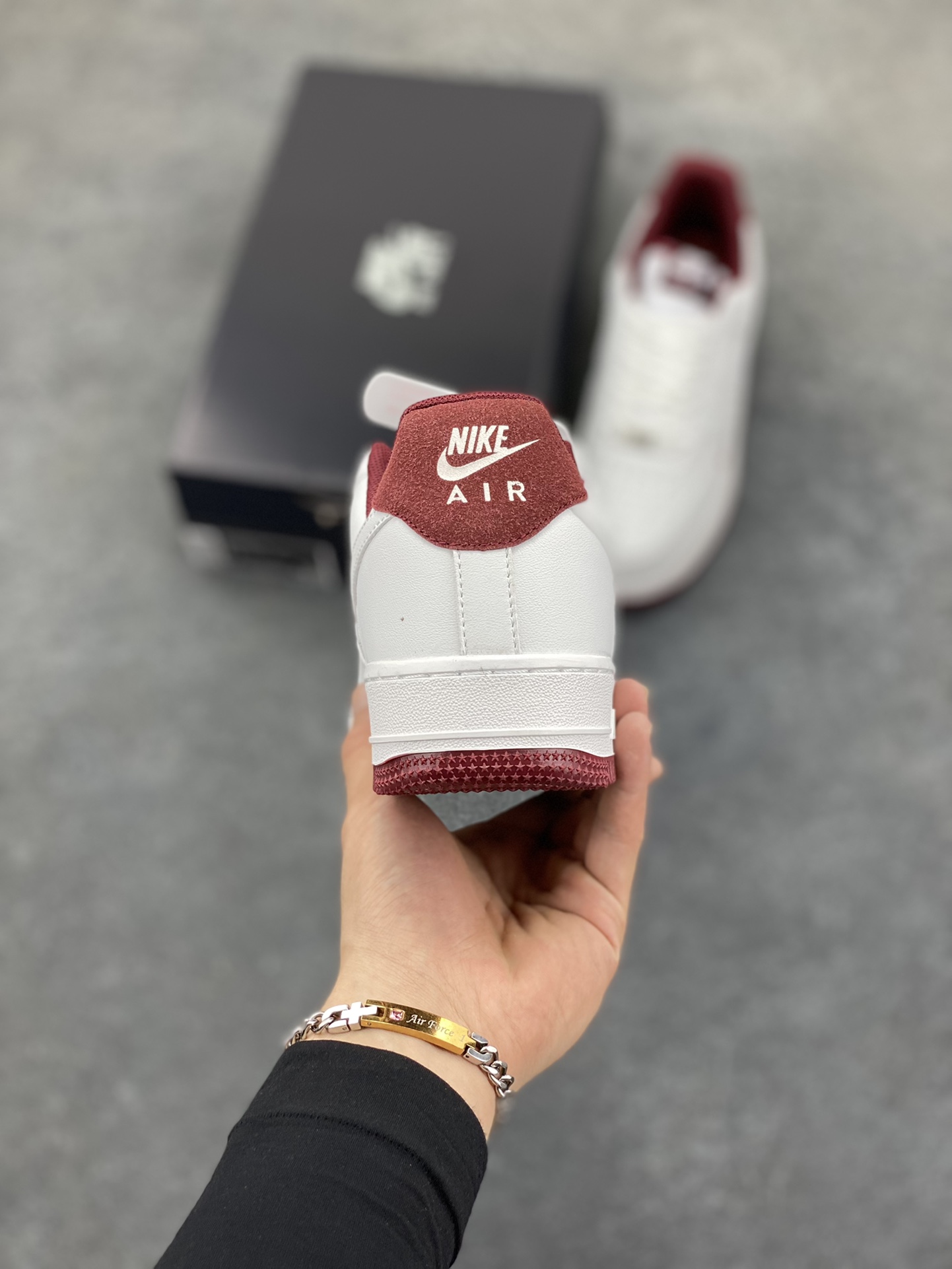 图片[4]-福利特价 Nike Air Force 1 Low 酒红小勾 空军一号低帮运动休闲板鞋 原楦头原纸板 打造纯正空军版型 专注外贸渠道 全掌内置蜂窝气垫 原盒配件 原厂中底钢印、拉帮完美 货号：HM9483-100 尺码：36 36.5 37.5 38 38.5 39 40 40.5 41 42 42.5 43 44 44.5 45-选品中心
