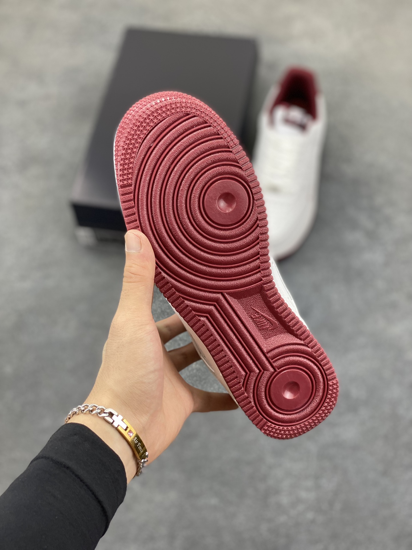 图片[5]-福利特价 Nike Air Force 1 Low 酒红小勾 空军一号低帮运动休闲板鞋 原楦头原纸板 打造纯正空军版型 专注外贸渠道 全掌内置蜂窝气垫 原盒配件 原厂中底钢印、拉帮完美 货号：HM9483-100 尺码：36 36.5 37.5 38 38.5 39 40 40.5 41 42 42.5 43 44 44.5 45-选品中心