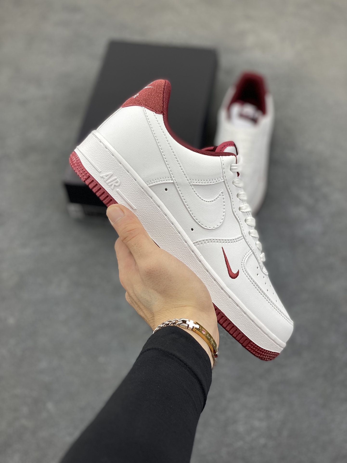 福利特价 Nike Air Force 1 Low 酒红小勾 空军一号低帮运动休闲板鞋 原楦头原纸板 打造纯正空军版型 专注外贸渠道 全掌内置蜂窝气垫 原盒配件 原厂中底钢印、拉帮完美 货号:HM9483-100 尺码:36 36.5 37.5 38 38.5 39 40 40.5 41 42 42.5 43 44 44.5 45-选品中心
