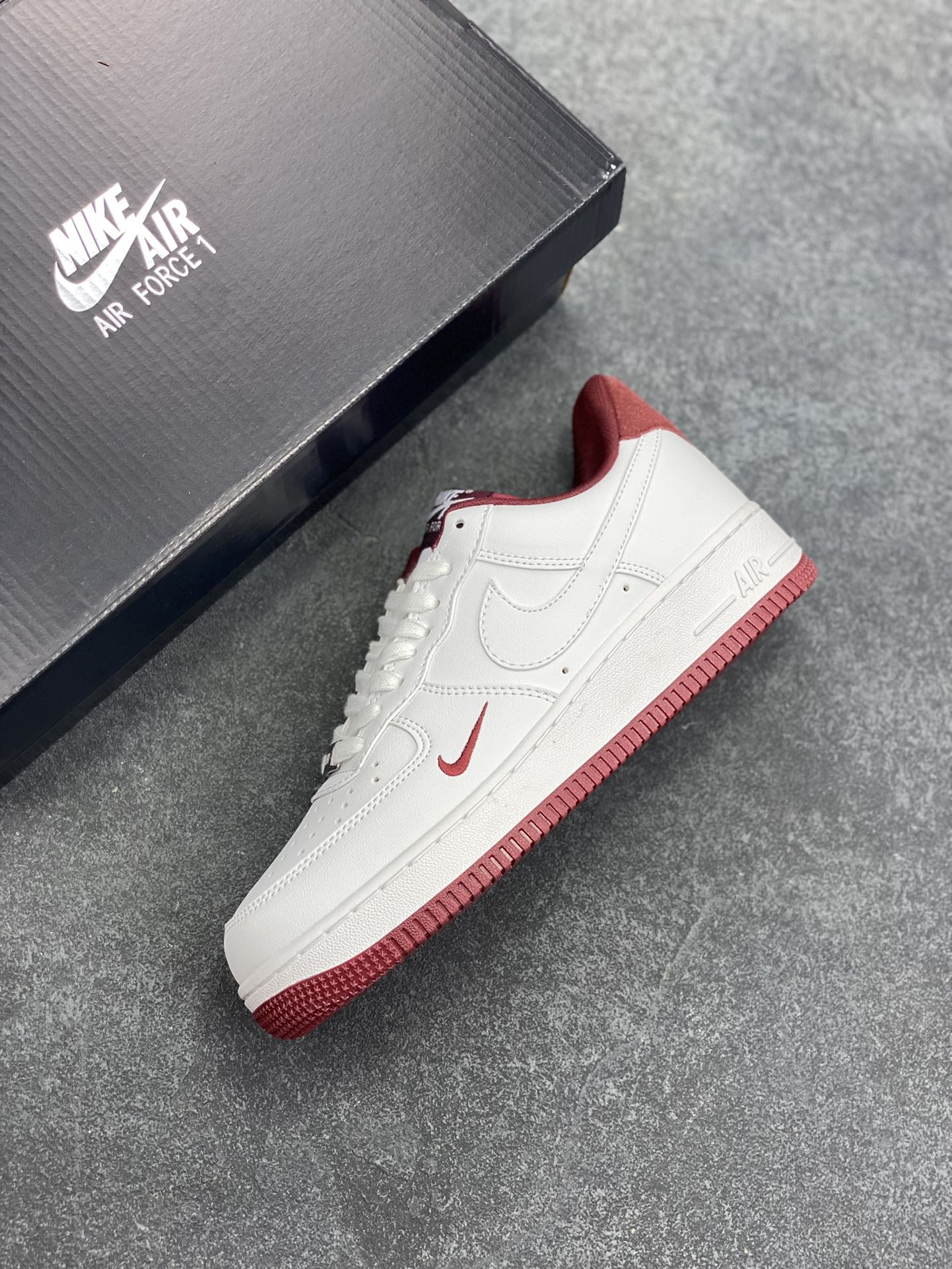 图片[7]-福利特价 Nike Air Force 1 Low 酒红小勾 空军一号低帮运动休闲板鞋 原楦头原纸板 打造纯正空军版型 专注外贸渠道 全掌内置蜂窝气垫 原盒配件 原厂中底钢印、拉帮完美 货号：HM9483-100 尺码：36 36.5 37.5 38 38.5 39 40 40.5 41 42 42.5 43 44 44.5 45-选品中心