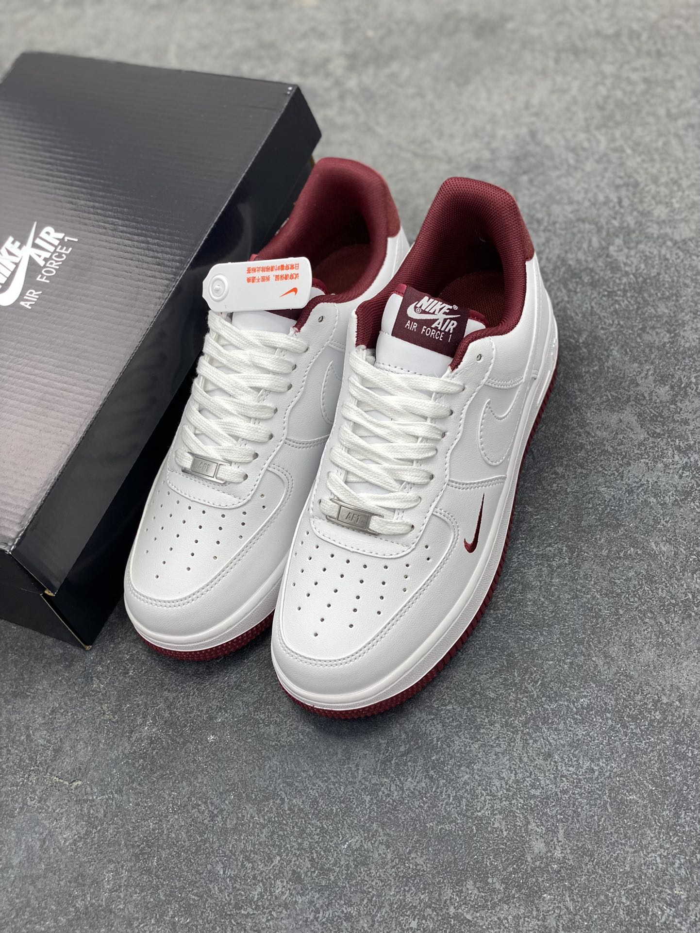 图片[8]-福利特价 Nike Air Force 1 Low 酒红小勾 空军一号低帮运动休闲板鞋 原楦头原纸板 打造纯正空军版型 专注外贸渠道 全掌内置蜂窝气垫 原盒配件 原厂中底钢印、拉帮完美 货号：HM9483-100 尺码：36 36.5 37.5 38 38.5 39 40 40.5 41 42 42.5 43 44 44.5 45-选品中心