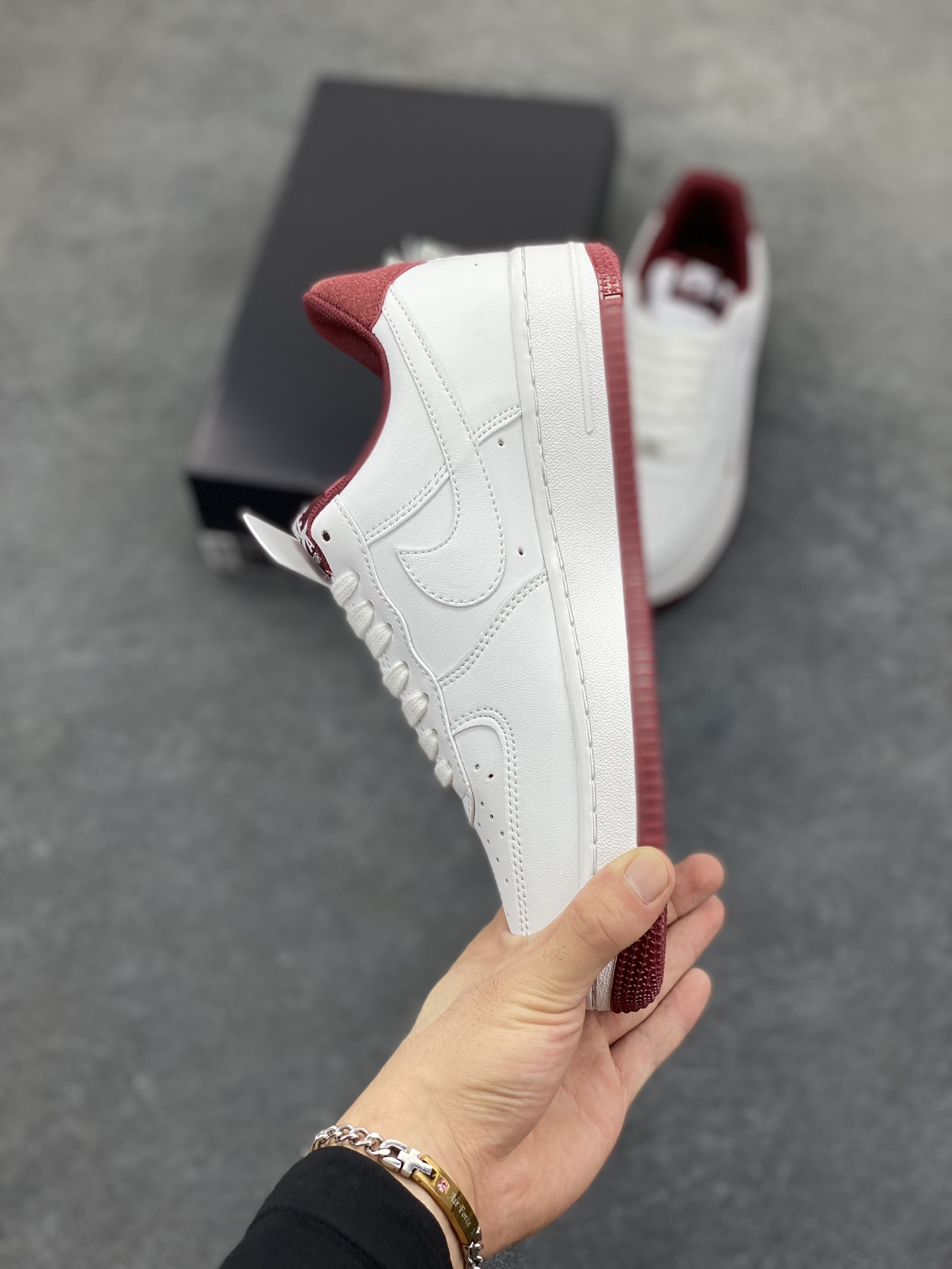 图片[3]-福利特价 Nike Air Force 1 Low 酒红小勾 空军一号低帮运动休闲板鞋 原楦头原纸板 打造纯正空军版型 专注外贸渠道 全掌内置蜂窝气垫 原盒配件 原厂中底钢印、拉帮完美 货号：HM9483-100 尺码：36 36.5 37.5 38 38.5 39 40 40.5 41 42 42.5 43 44 44.5 45-选品中心