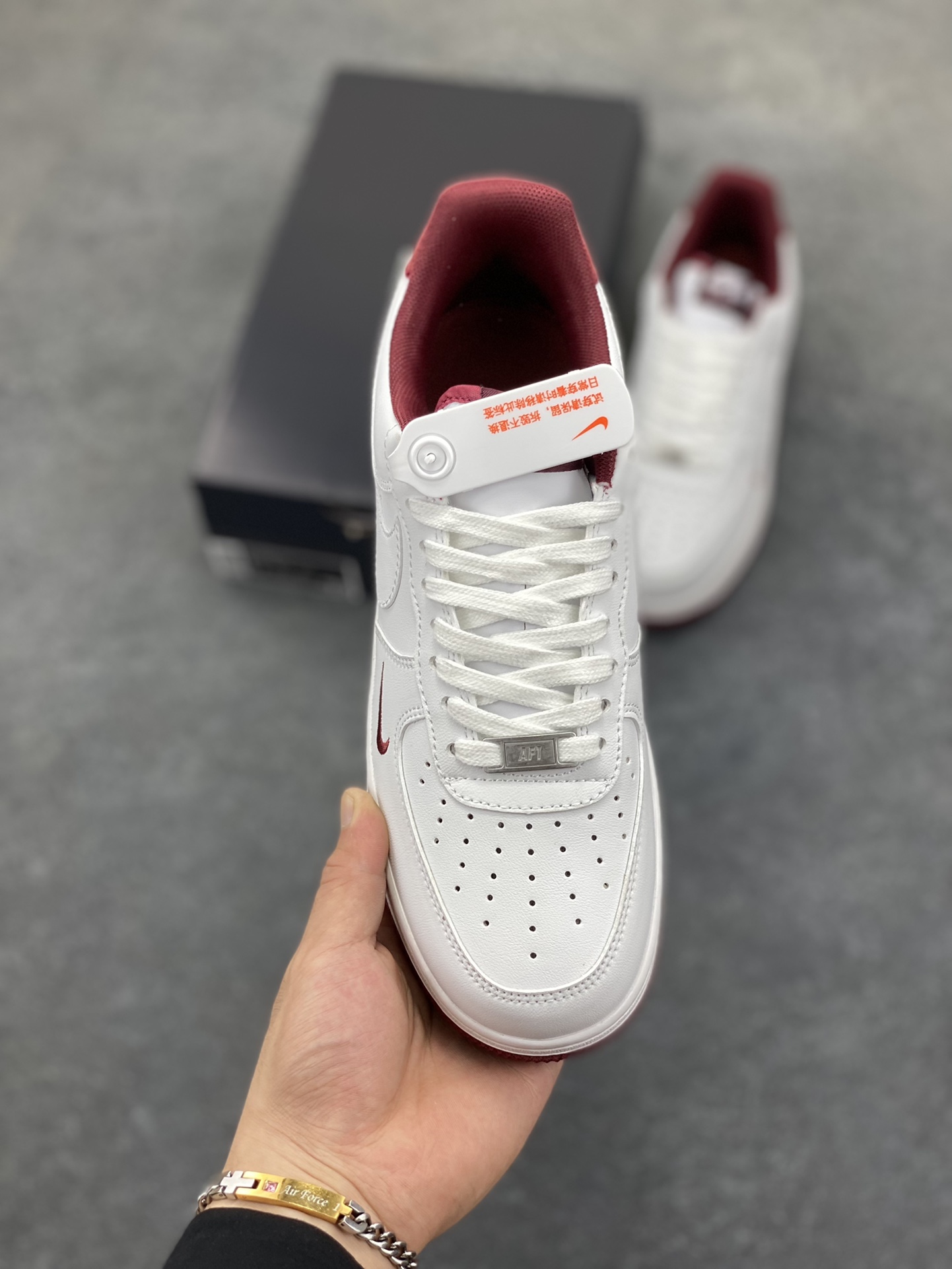 图片[2]-福利特价 Nike Air Force 1 Low 酒红小勾 空军一号低帮运动休闲板鞋 原楦头原纸板 打造纯正空军版型 专注外贸渠道 全掌内置蜂窝气垫 原盒配件 原厂中底钢印、拉帮完美 货号：HM9483-100 尺码：36 36.5 37.5 38 38.5 39 40 40.5 41 42 42.5 43 44 44.5 45-选品中心