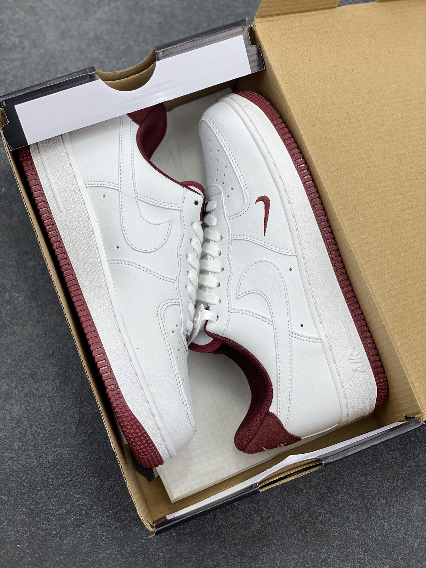 图片[9]-福利特价 Nike Air Force 1 Low 酒红小勾 空军一号低帮运动休闲板鞋 原楦头原纸板 打造纯正空军版型 专注外贸渠道 全掌内置蜂窝气垫 原盒配件 原厂中底钢印、拉帮完美 货号：HM9483-100 尺码：36 36.5 37.5 38 38.5 39 40 40.5 41 42 42.5 43 44 44.5 45-选品中心