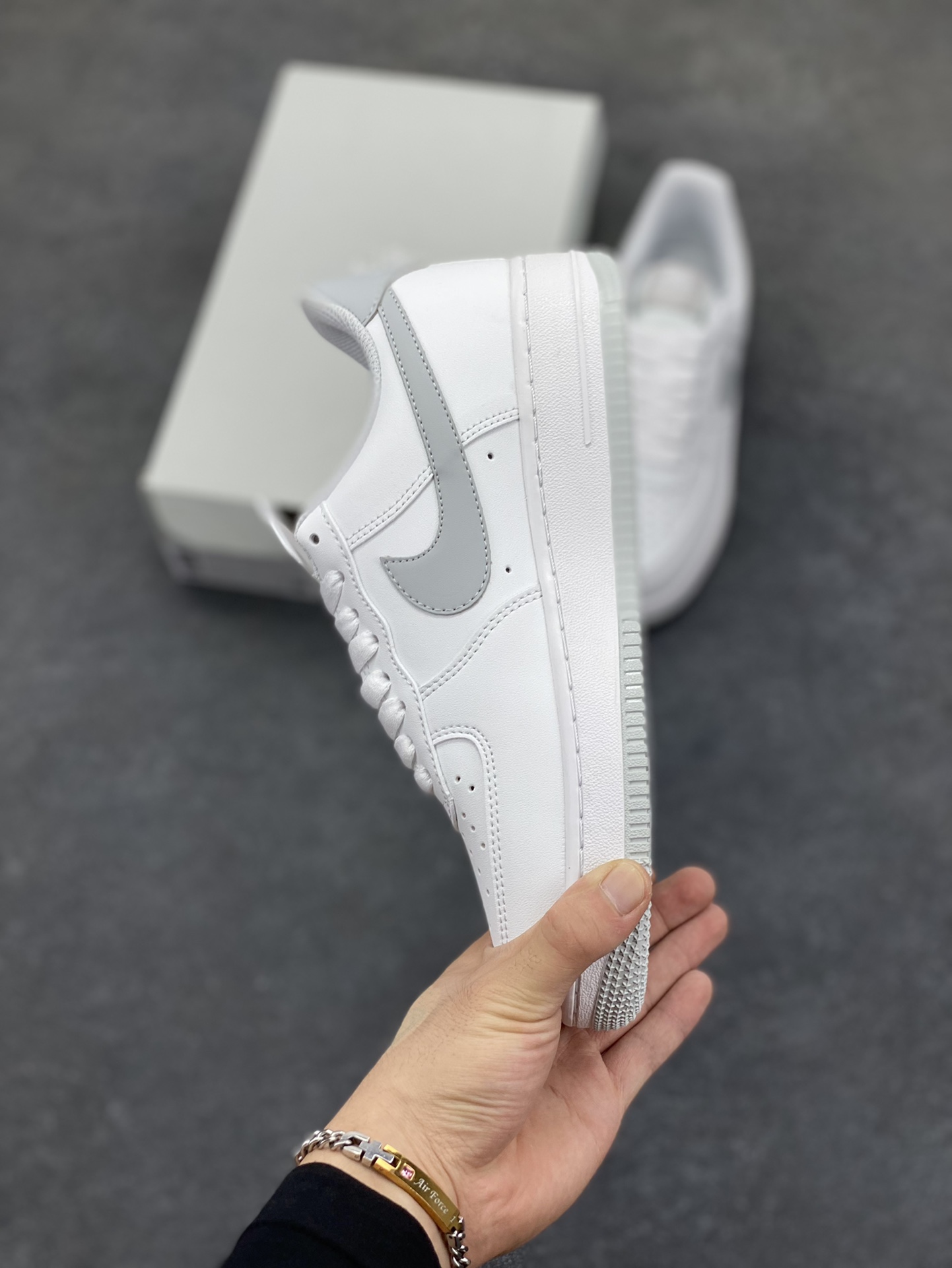 图片[3]-福利特价 Nike Air Force 1 Low 浅灰 空军一号低帮运动休闲板鞋 原楦头原纸板 打造纯正空军版型 专注外贸渠道 全掌内置蜂窝气垫 原盒配件 原厂中底钢印、拉帮完美 货号：DC2911-100 尺码：36 36.5 37.5 38 38.5 39 40 40.5 41 42 42.5 43 44 44.5 45-选品中心
