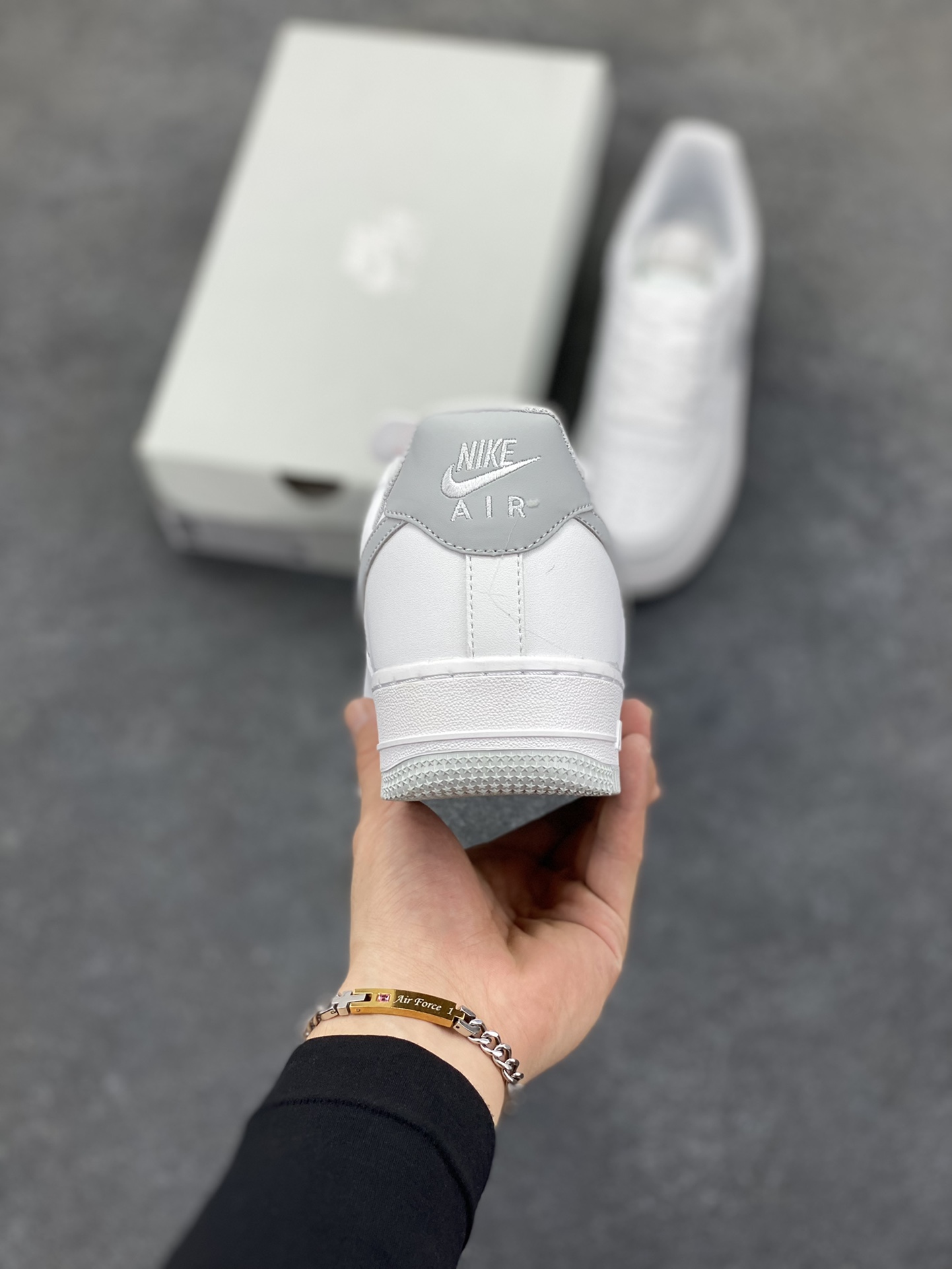 图片[4]-福利特价 Nike Air Force 1 Low 浅灰 空军一号低帮运动休闲板鞋 原楦头原纸板 打造纯正空军版型 专注外贸渠道 全掌内置蜂窝气垫 原盒配件 原厂中底钢印、拉帮完美 货号：DC2911-100 尺码：36 36.5 37.5 38 38.5 39 40 40.5 41 42 42.5 43 44 44.5 45-选品中心
