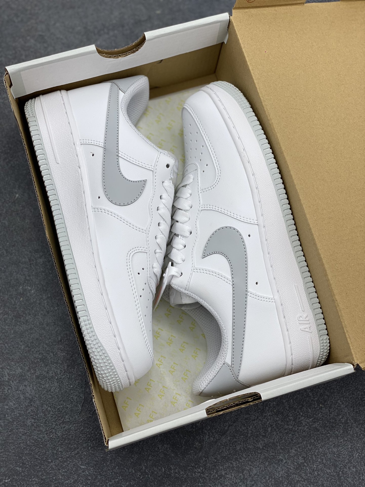 图片[9]-福利特价 Nike Air Force 1 Low 浅灰 空军一号低帮运动休闲板鞋 原楦头原纸板 打造纯正空军版型 专注外贸渠道 全掌内置蜂窝气垫 原盒配件 原厂中底钢印、拉帮完美 货号：DC2911-100 尺码：36 36.5 37.5 38 38.5 39 40 40.5 41 42 42.5 43 44 44.5 45-选品中心