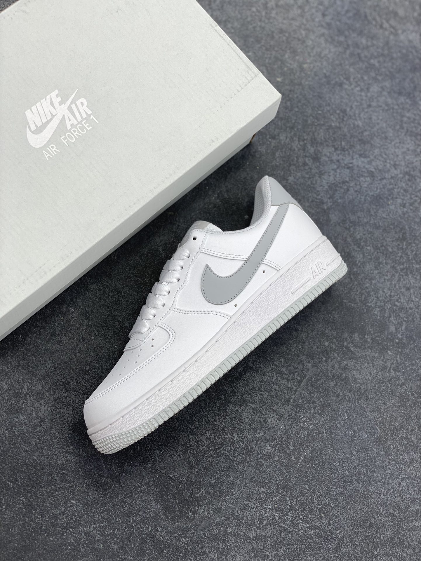 图片[7]-福利特价 Nike Air Force 1 Low 浅灰 空军一号低帮运动休闲板鞋 原楦头原纸板 打造纯正空军版型 专注外贸渠道 全掌内置蜂窝气垫 原盒配件 原厂中底钢印、拉帮完美 货号：DC2911-100 尺码：36 36.5 37.5 38 38.5 39 40 40.5 41 42 42.5 43 44 44.5 45-选品中心