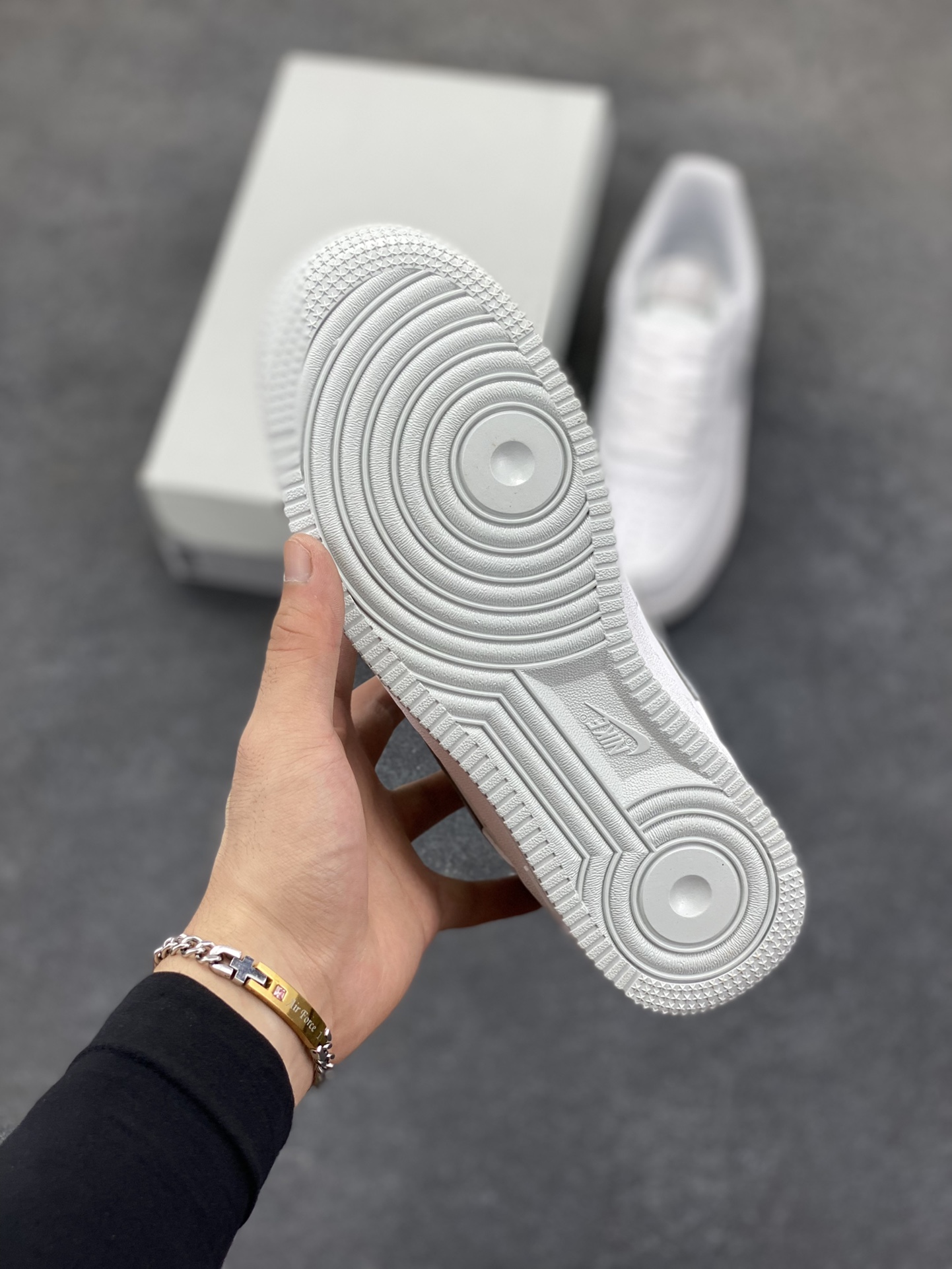 图片[5]-福利特价 Nike Air Force 1 Low 浅灰 空军一号低帮运动休闲板鞋 原楦头原纸板 打造纯正空军版型 专注外贸渠道 全掌内置蜂窝气垫 原盒配件 原厂中底钢印、拉帮完美 货号：DC2911-100 尺码：36 36.5 37.5 38 38.5 39 40 40.5 41 42 42.5 43 44 44.5 45-选品中心