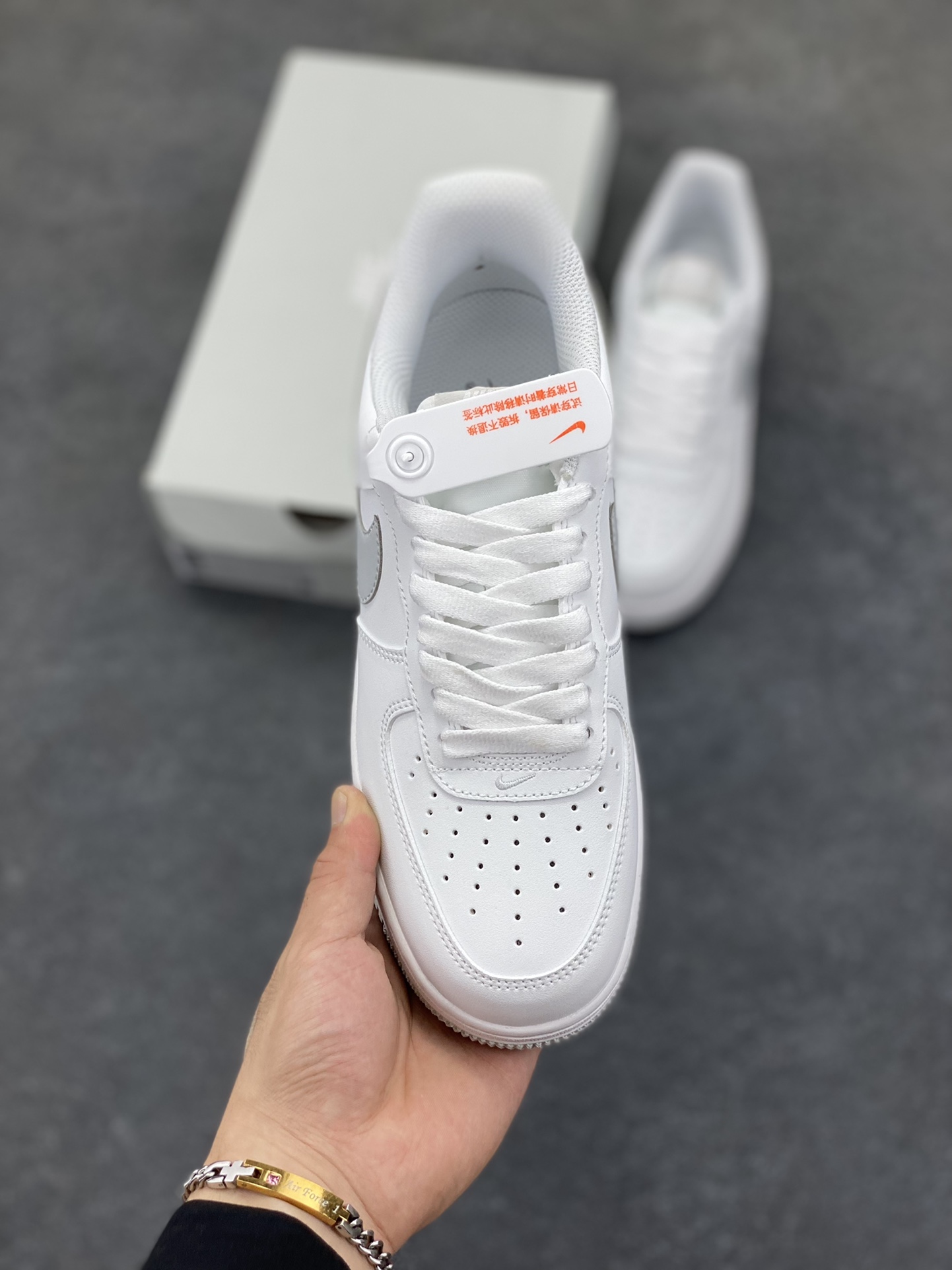 图片[2]-福利特价 Nike Air Force 1 Low 浅灰 空军一号低帮运动休闲板鞋 原楦头原纸板 打造纯正空军版型 专注外贸渠道 全掌内置蜂窝气垫 原盒配件 原厂中底钢印、拉帮完美 货号：DC2911-100 尺码：36 36.5 37.5 38 38.5 39 40 40.5 41 42 42.5 43 44 44.5 45-选品中心
